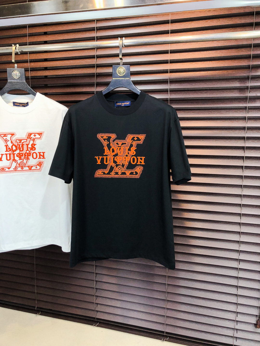 NO:733215,Lv. 2026 spring and summer new fashion round neck short-sleeved advanced customization versatile style!  It is more practical and can be easily controlled by anyone. It is made of liquid spandex fabric and has a luxurious classic brand logo design. It is very classy and a must-buy for those who know the goods!  The tailoring is a slim fit, very delicate, it shows aura, and highlights the sophistication of men. This is unique, it is just right for slim fit, and the upper body effect is very good. Size m-3XL m wears 175/130, Louis Vuitton, T-shirt,19860909Lv.2026春夏新品时尚圆领短袖高级定制百搭款式！更有实用感 任何人都可以轻松驾驭 采用液氨氨纶面料制作,奢华经典品牌logo设计,h非常显档次懂货的必须入！版型剪裁属于修身款 非常精致,f显气场,又会凸显男士的精致,这就是独到之处,恰到好处的修身,上身效果非常赞.尺码m-3XL m穿175/130,,louis vuitton,T-shirt,,Men's clothing