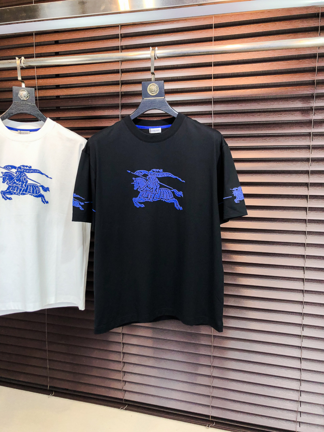 NO:733219,Burberry. 2026 spring and summer new fashionable round neck short-sleeved advanced customization and versatile styles!  It is more practical and can be easily controlled by anyone. It is made of liquid spandex fabric and has a luxurious classic brand logo design. It is very classy and a must-buy for those who know the goods!  The tailoring is slim-fitting and very delicate. It shows aura and highlights the sophistication of men. This is unique. It is just right for slim fit and the upper body effect is very good. Size m-3XL m wears 175/130, burberry, T-shirt,19860909巴宝莉.2026春夏新品时尚圆领短袖高级定制百搭款式！更有实用感 任何人都可以轻松驾驭 采用液氨氨纶面料制作,奢华经典品牌logo设计,h非常显档次懂货的必须入！版型剪裁属于修身款 非常精致,f显气场,又会凸显男士的精致,这就是独到之处,恰到好处的修身,上身效果非常赞.尺码m-3XL m穿175/130,,burberry,T-shirt,,Men's clothing