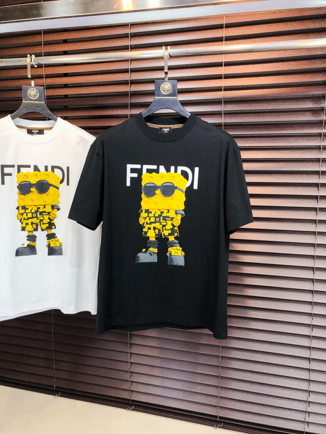 NO:733224,Fendi. 2026 spring and summer new fashionable round neck short-sleeved advanced customization versatile style!  It is more practical and can be easily controlled by anyone. It is made of liquid spandex fabric and has a luxurious classic brand logo design. It is very classy and a must-buy for those who know the goods!  The tailoring is slim-fitting and very delicate. It shows aura and highlights the sophistication of men. This is unique. It is just right for slim fit and the upper body effect is very good. Size m-3XL m wears 175/130, fendi, T-shirt,19860909芬迪.2026春夏新品时尚圆领短袖高级定制百搭款式！更有实用感 任何人都可以轻松驾驭 采用液氨氨纶面料制作,奢华经典品牌logo设计,h非常显档次懂货的必须入！版型剪裁属于修身款 非常精致,f显气场,又会凸显男士的精致,这就是独到之处,恰到好处的修身,上身效果非常赞.尺码m-3XL m穿175/130,,fendi,T-shirt,,Men's clothing