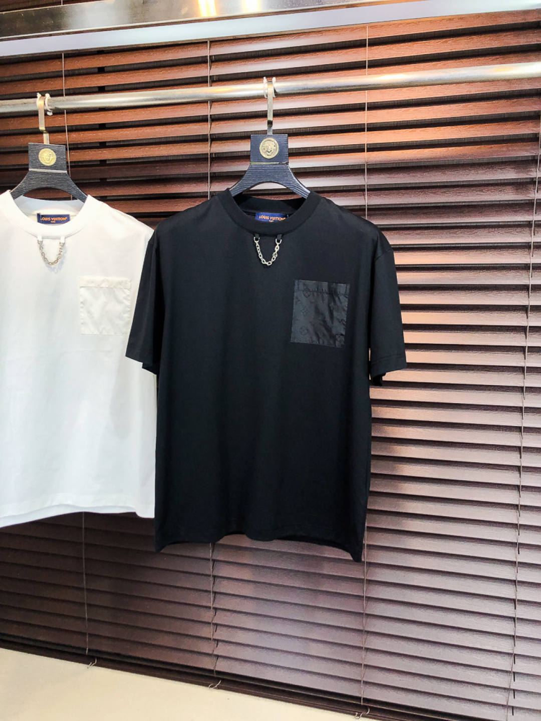 NO:733227,Lv. 2026 spring and summer new fashion round neck short-sleeved advanced customization versatile style!  It is more practical and can be easily controlled by anyone. It is made of liquid spandex fabric and has a luxurious classic brand logo design. It is very classy and a must-buy for those who know the goods!  The tailoring is a slim fit, very delicate, it shows aura, and highlights the sophistication of men. This is unique, it is just right for slim fit, and the upper body effect is very good. Size m-3XL m wears 175/130, Louis Vuitton, T-shirt,19860909Lv.2026春夏新品时尚圆领短袖高级定制百搭款式！更有实用感 任何人都可以轻松驾驭 采用液氨氨纶面料制作,奢华经典品牌logo设计,h非常显档次懂货的必须入！版型剪裁属于修身款 非常精致,f显气场,又会凸显男士的精致,这就是独到之处,恰到好处的修身,上身效果非常赞.尺码m-3XL m穿175/130,,louis vuitton,T-shirt,,Men's clothing