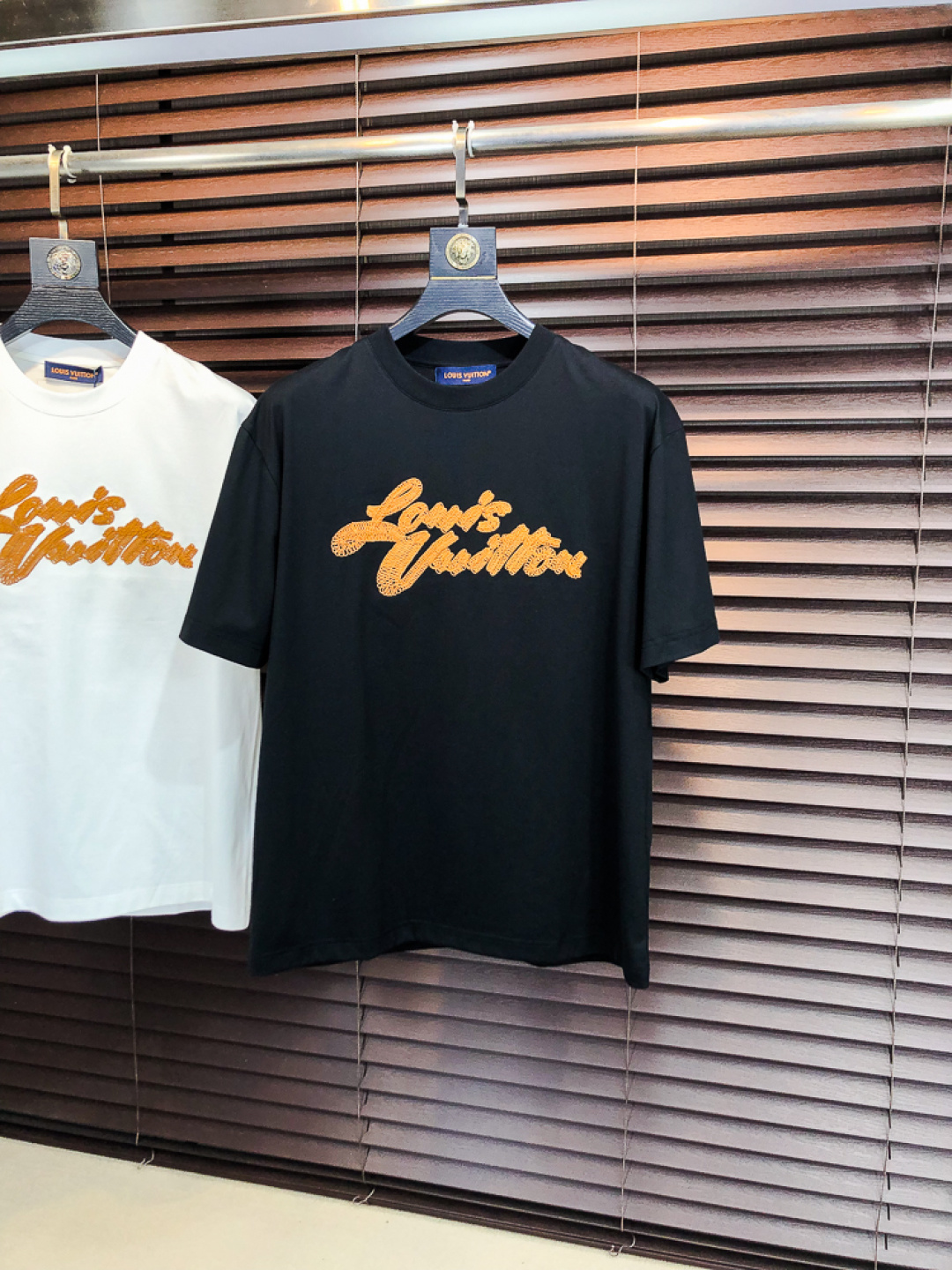 NO:733233,Lv. 2026 spring and summer new fashion round neck short-sleeved advanced customization versatile style!  It is more practical and can be easily controlled by anyone. It is made of liquid spandex fabric and has a luxurious classic brand logo design. It is very classy and a must-buy for those who know the goods!  The tailoring is a slim fit, very delicate, it shows aura, and highlights the sophistication of men. This is unique, it is just right for slim fit, and the upper body effect is very good. Size m-3XL m wears 175/130, Louis Vuitton, T-shirt,19860909Lv.2026春夏新品时尚圆领短袖高级定制百搭款式！更有实用感 任何人都可以轻松驾驭 采用液氨氨纶面料制作,奢华经典品牌logo设计,h非常显档次懂货的必须入！版型剪裁属于修身款 非常精致,f显气场,又会凸显男士的精致,这就是独到之处,恰到好处的修身,上身效果非常赞.尺码m-3XL m穿175/130,,louis vuitton,T-shirt,,Men's clothing