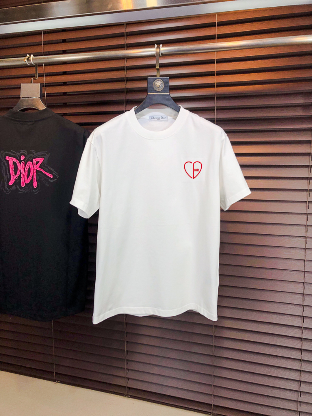 NO:775599,.Dior.2026 new spring and summer fashionable round neck short-sleeved advanced customization versatile style!  It is more practical and can be easily controlled by anyone. It is made of pure cotton fabric and has a luxurious classic brand logo design. It is very classy and a must-buy for those who know the goods!  The tailoring is a slim fit. It is very delicate, shows aura, and highlights the sophistication of men. This is unique. It is just right for slim fit and the upper body effect is very good. Size m-3XL m wears 175/130, dior, T-shirt,19860909.Dior.2026春夏新品时尚圆领短袖高级定制百搭款式！更有实用感 任何人都可以轻松驾驭 采用纯棉面料制作,奢华经典品牌logo设计,非常显档次懂货的必须入！版型剪裁属于修身款 非常精致,显气场,又会凸显男士的精致,这就是独到之处,恰到好处的修身,上身效果非常赞.尺码m-3XL m穿175/130,,dior,T-shirt,,Men's clothing
