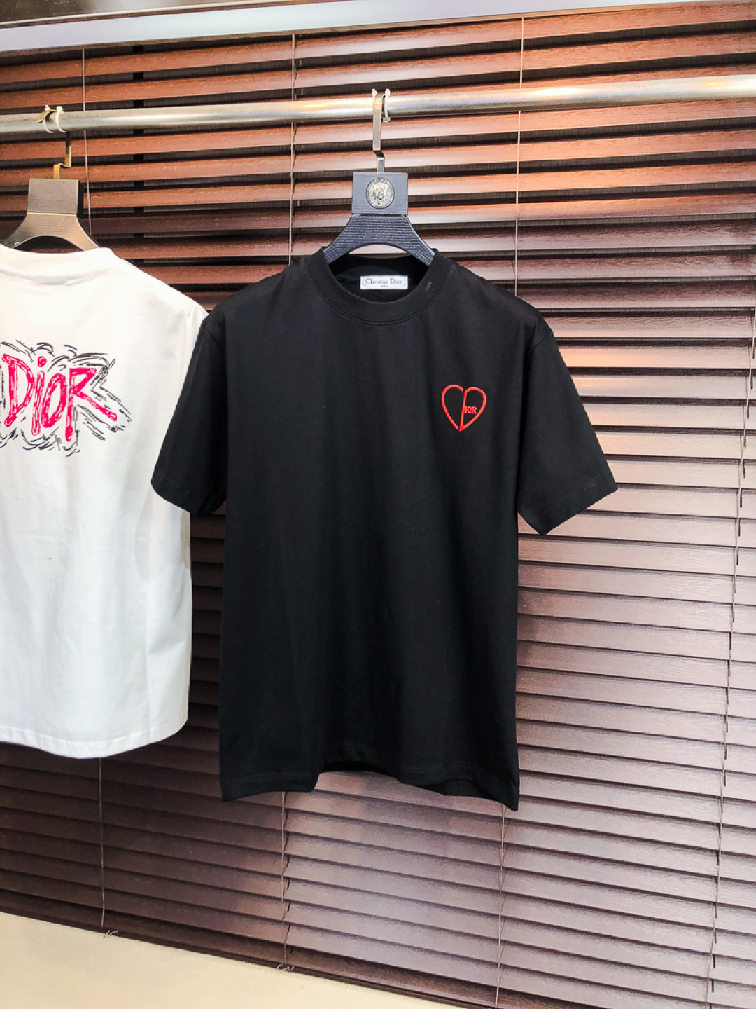 NO:733204,.Dior.2026 new spring and summer fashionable round neck short-sleeved advanced customization versatile style!  It is more practical and can be easily controlled by anyone. It is made of pure cotton fabric and has a luxurious classic brand logo design. It is very classy and a must-buy for those who know the goods!  The tailoring is a slim fit. It is very delicate, shows aura, and highlights the sophistication of men. This is unique. It is just right for slim fit and the upper body effect is very good. Size m-3XL m wears 175/130, dior, T-shirt,19860909.Dior.2026春夏新品时尚圆领短袖高级定制百搭款式！更有实用感 任何人都可以轻松驾驭 采用纯棉面料制作,奢华经典品牌logo设计,非常显档次懂货的必须入！版型剪裁属于修身款 非常精致,显气场,又会凸显男士的精致,这就是独到之处,恰到好处的修身,上身效果非常赞.尺码m-3XL m穿175/130,,dior,T-shirt,,Men's clothing