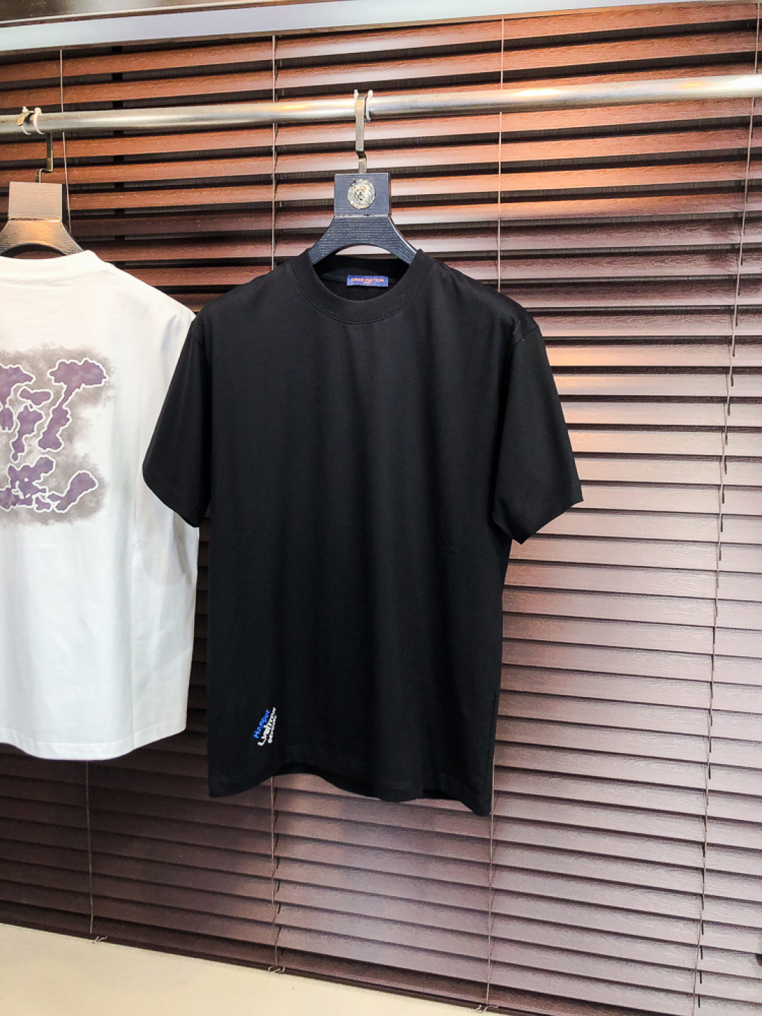 NO:733209,.Lv.2026 new spring and summer fashionable round neck short-sleeved advanced customization versatile style!  It is more practical and can be easily controlled by anyone. It is made of pure cotton fabric and has a luxurious classic brand logo design. It is very classy and a must-buy for those who know the goods!  The tailoring is a slim fit, very delicate, shows aura, and highlights the sophistication of men. This is unique, it is just right for slim fit, and the upper body effect is very good. Size m-3XL m wears 175/130, Louis Vuitton, T-shirt,19860909.Lv.2026春夏新品时尚圆领短袖高级定制百搭款式！更有实用感 任何人都可以轻松驾驭 采用纯棉面料制作,奢华经典品牌logo设计,非常显档次懂货的必须入！版型剪裁属于修身款 非常精致,显气场,又会凸显男士的精致,这就是独到之处,恰到好处的修身,上身效果非常赞.尺码m-3XL m穿175/130,,louis vuitton,T-shirt,,Men's clothing