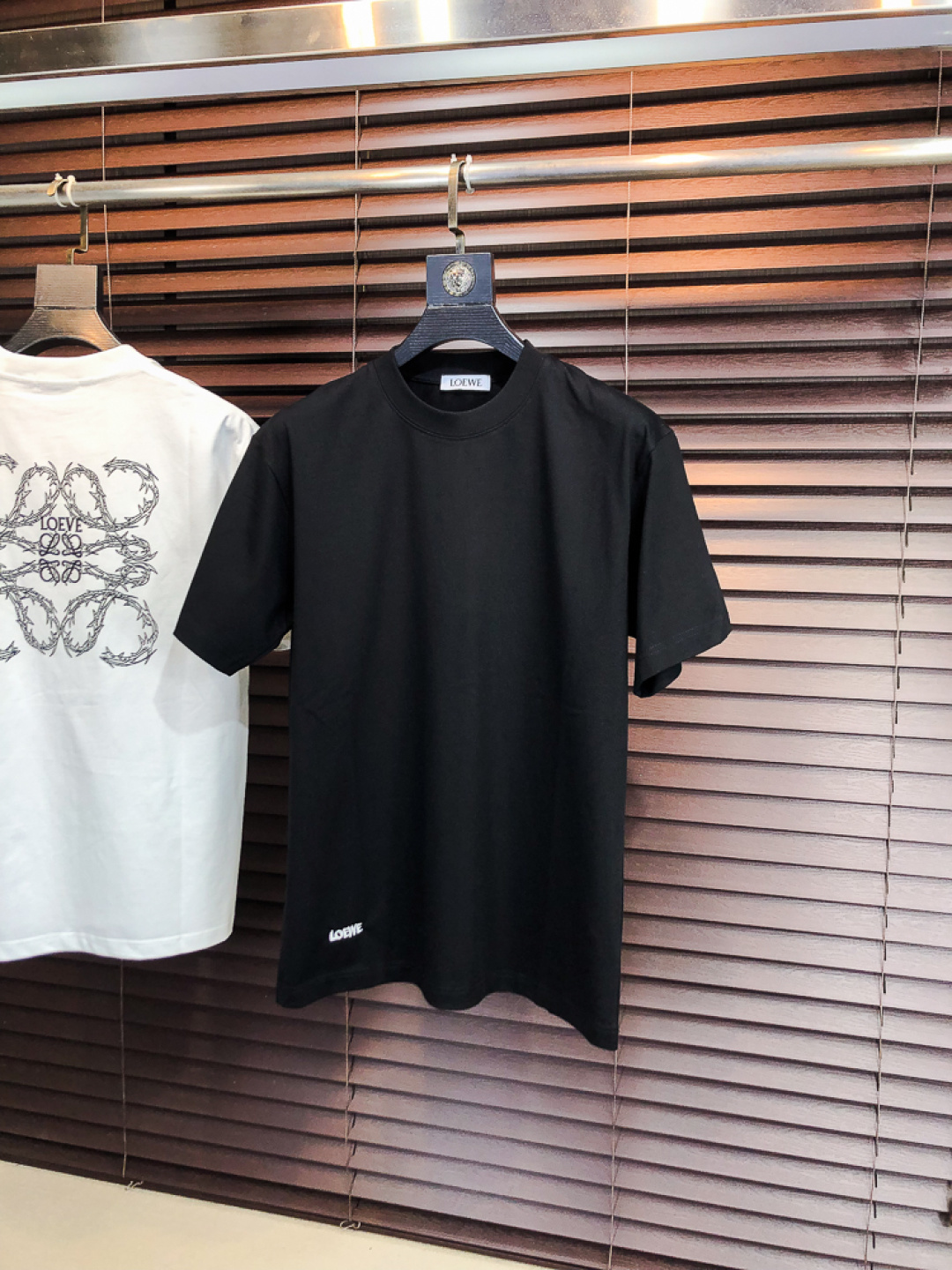 NO:733213,.Luo Yiwei. 2026 spring and summer new fashionable round neck short-sleeved advanced customization versatile style!  It is more practical and can be easily controlled by anyone. It is made of pure cotton fabric and has a luxurious classic brand logo design. It is very classy and a must-buy for those who know the goods!  The tailoring is a slim fit. It is very delicate, shows aura, and highlights the sophistication of men. This is unique. It is just right for slim fit and the upper body effect is very good. Size m-3XL m wears 175/130, loewe, T-shirt,19860909.罗意威.2026春夏新品时尚圆领短袖高级定制百搭款式！更有实用感 任何人都可以轻松驾驭 采用纯棉面料制作,奢华经典品牌logo设计,非常显档次懂货的必须入！版型剪裁属于修身款 非常精致,显气场,又会凸显男士的精致,这就是独到之处,恰到好处的修身,上身效果非常赞.尺码m-3XL m穿175/130,,loewe,T-shirt,,Men's clothing