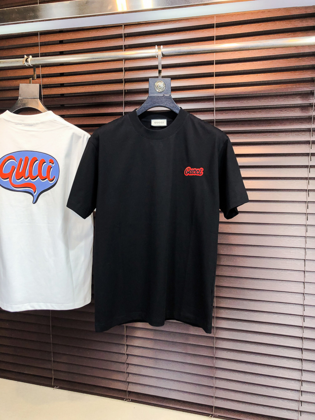 NO:733217,.Gucci.2026 new spring and summer fashionable round neck short-sleeved advanced customization versatile style!  It is more practical and can be easily controlled by anyone. It is made of pure cotton fabric and has a luxurious classic brand logo design. It is very classy and a must-buy for those who know the goods!  The tailoring is a slim fit, very delicate, shows off aura, and highlights the sophistication of men. This is unique. It has just the right fit and a great upper body effect. Size m-3XL m wears 175/130, gucci, T-shirt,19860909.Gucci.2026春夏新品时尚圆领短袖高级定制百搭款式！更有实用感 任何人都可以轻松驾驭 采用纯棉面料制作,奢华经典品牌logo设计,非常显档次懂货的必须入！版型剪裁属于修身款 非常精致,显气场,又会凸显男士的精致,这就是独到之处,恰到好处的修身,上身效果非常赞.尺码m-3XL m穿175/130,,gucci,T-shirt,,Men's clothing