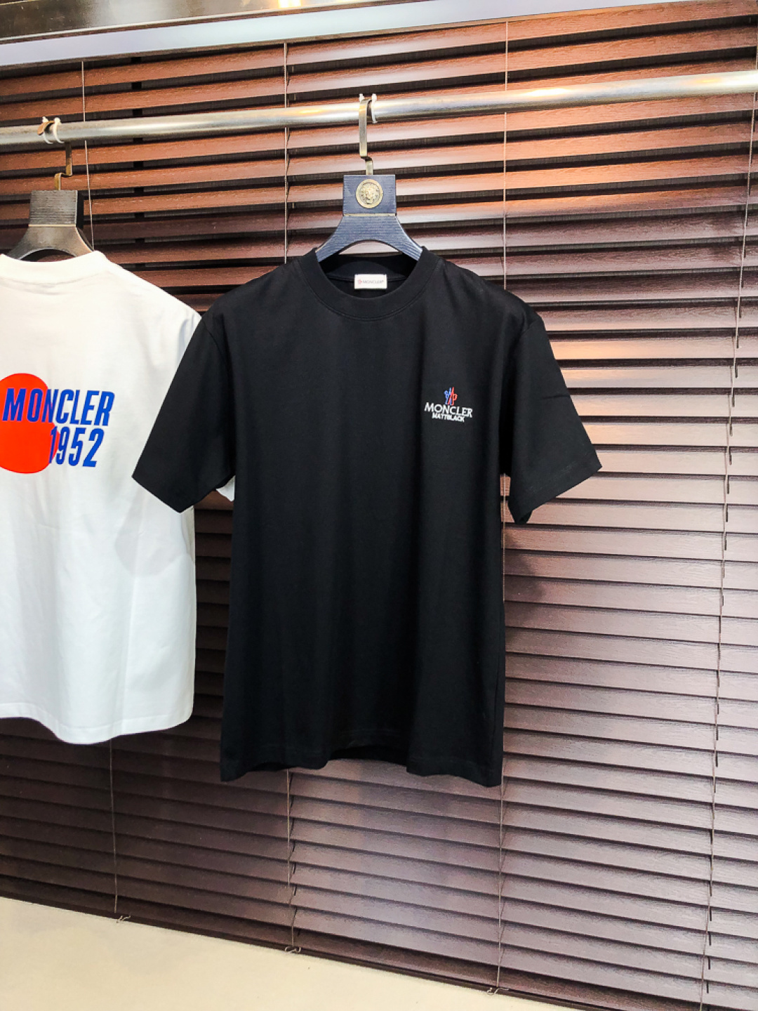 NO:733221,.Meng Mouth. 2026 spring and summer new fashion round neck short-sleeved advanced customization versatile style!  It is more practical and can be easily controlled by anyone. It is made of pure cotton fabric and has a luxurious classic brand logo design. It is very classy and a must-buy for those who know the goods!  The tailoring is slim fit, very delicate, shows aura, and highlights the sophistication of men. This is unique, it is just right for slim fit, and the upper body effect is very good. Size m-3XL m wears 175/130, Moncler, T-shirt,19860909.蒙口.2026春夏新品时尚圆领短袖高级定制百搭款式！更有实用感 任何人都可以轻松驾驭 采用纯棉面料制作,奢华经典品牌logo设计,非常显档次懂货的必须入！版型剪裁属于修身款 非常精致,显气场,又会凸显男士的精致,这就是独到之处,恰到好处的修身,上身效果非常赞.尺码m-3XL m穿175/130,,Moncler,T-shirt,,Men's clothing