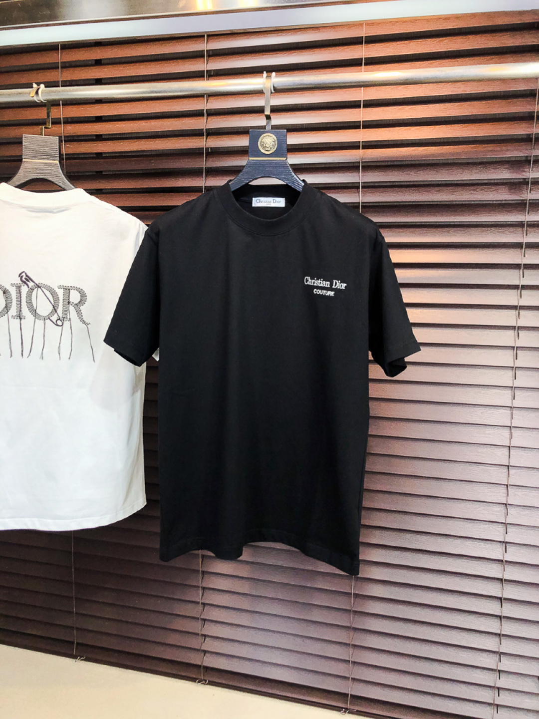 NO:733225,.Dior.2026 new spring and summer fashionable round neck short-sleeved advanced customization versatile style!  It is more practical and can be easily controlled by anyone. It is made of pure cotton fabric and has a luxurious classic brand logo design. It is very classy and a must-buy for those who know the goods!  The tailoring is a slim fit. It is very delicate, shows aura, and highlights the sophistication of men. This is unique. It is just right for slim fit and the upper body effect is very good. Size m-3XL m wears 175/130, dior, T-shirt,19860909.Dior.2026春夏新品时尚圆领短袖高级定制百搭款式！更有实用感 任何人都可以轻松驾驭 采用纯棉面料制作,奢华经典品牌logo设计,非常显档次懂货的必须入！版型剪裁属于修身款 非常精致,显气场,又会凸显男士的精致,这就是独到之处,恰到好处的修身,上身效果非常赞.尺码m-3XL m穿175/130,,dior,T-shirt,,Men's clothing