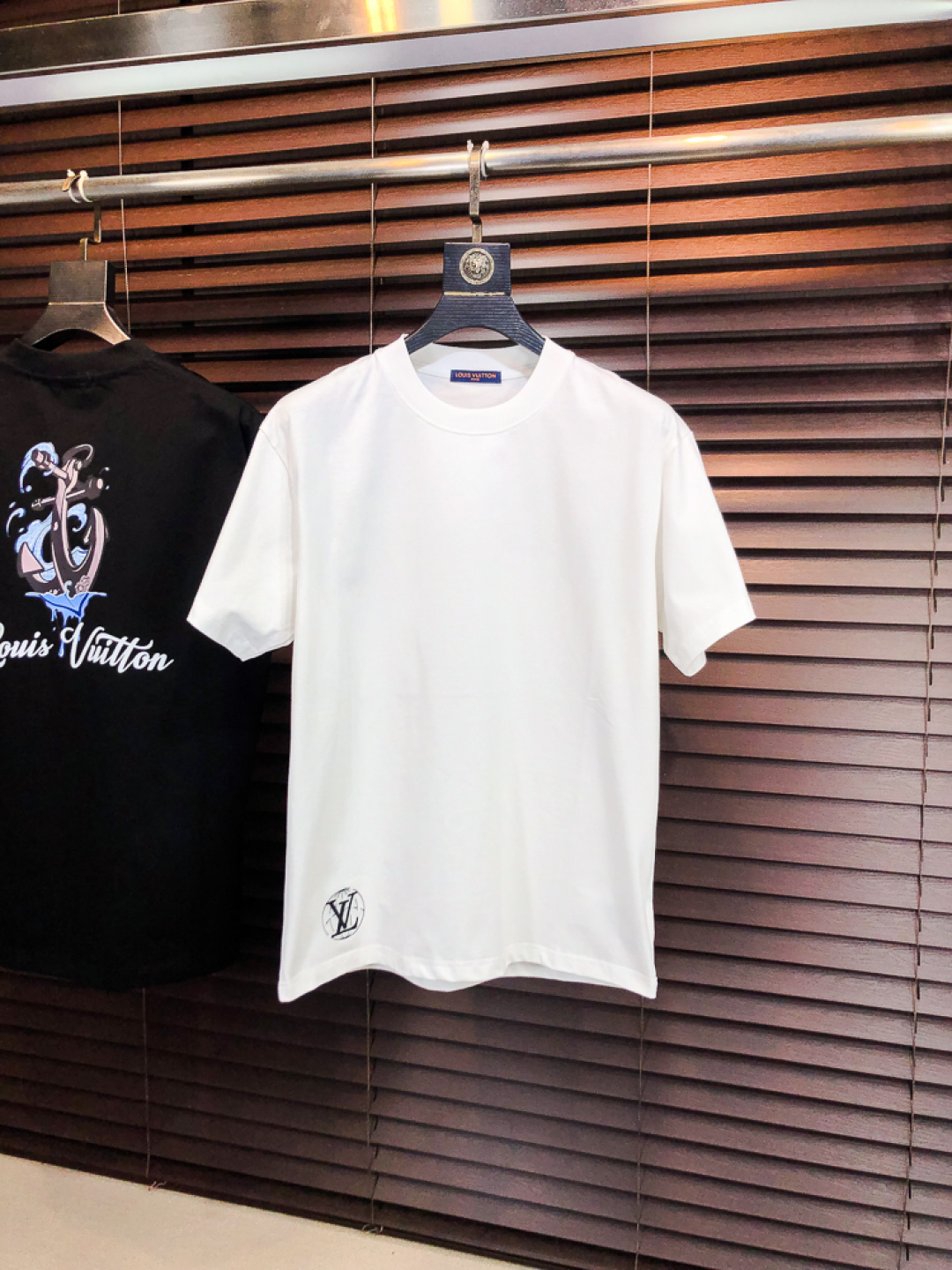 NO:733228,.LV.2026 new spring and summer fashionable round neck short-sleeved advanced customization versatile style!  It is more practical and can be easily controlled by anyone. It is made of pure cotton fabric and has a luxurious classic brand logo design. It is very classy and a must-buy for those who know the goods!  The tailoring is a slim fit, very delicate, shows aura, and highlights the sophistication of men. This is unique, it is just right for slim fit, and the upper body effect is very good. Size m-3XL m wears 175/130, Louis Vuitton, T-shirt,19860909.LV.2026春夏新品时尚圆领短袖高级定制百搭款式！更有实用感 任何人都可以轻松驾驭 采用纯棉面料制作,奢华经典品牌logo设计,非常显档次懂货的必须入！版型剪裁属于修身款 非常精致,显气场,又会凸显男士的精致,这就是独到之处,恰到好处的修身,上身效果非常赞.尺码m-3XL m穿175/130,,louis vuitton,T-shirt,,Men's clothing