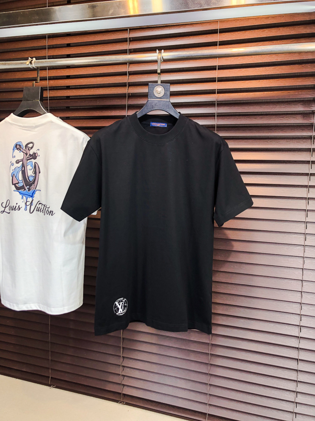 NO:733232,.Lv.2026 new spring and summer fashionable round neck short-sleeved advanced customization versatile style!  It is more practical and can be easily controlled by anyone. It is made of pure cotton fabric and has a luxurious classic brand logo design. It is very classy and a must-buy for those who know the goods!  The tailoring is a slim fit, very delicate, shows aura, and highlights the sophistication of men. This is unique, it is just right for slim fit, and the upper body effect is very good. Size m-3XL m wears 175/130, Louis Vuitton, T-shirt,19860909.Lv.2026春夏新品时尚圆领短袖高级定制百搭款式！更有实用感 任何人都可以轻松驾驭 采用纯棉面料制作,奢华经典品牌logo设计,非常显档次懂货的必须入！版型剪裁属于修身款 非常精致,显气场,又会凸显男士的精致,这就是独到之处,恰到好处的修身,上身效果非常赞.尺码m-3XL m穿175/130,,louis vuitton,T-shirt,,Men's clothing