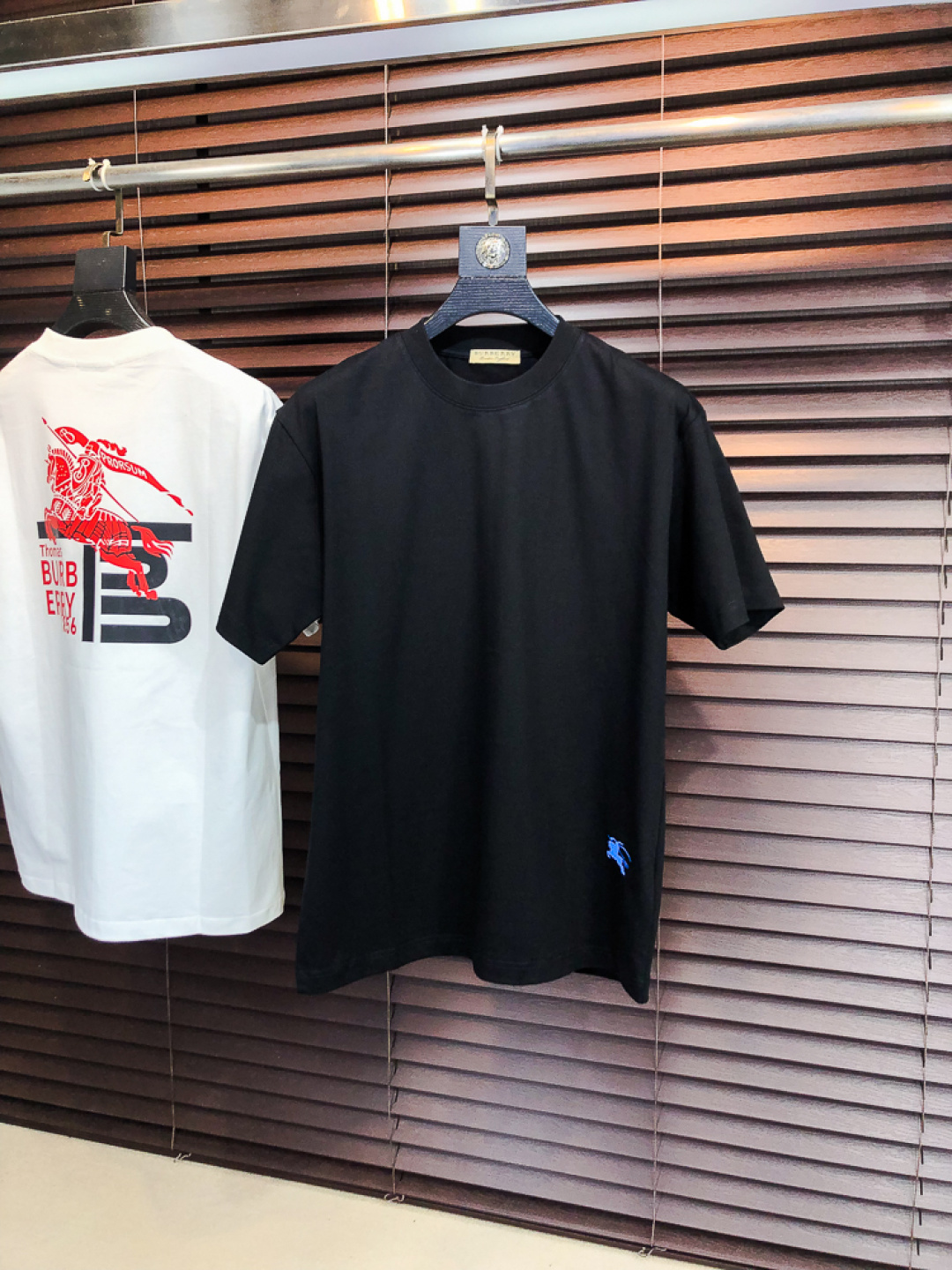 NO:733239,.Burberry. 2026 spring and summer new fashion round neck short-sleeved advanced customization versatile style!  It is more practical and can be easily controlled by anyone. It is made of pure cotton fabric and has a luxurious classic brand logo design. It is very classy and a must-buy for those who know the goods!  The tailoring is a slim fit. It is very delicate, shows aura, and highlights the sophistication of men. This is unique. It is just right for slim fit and the upper body effect is very good. Size m-3XL m wears 175/130, burberry, T-shirt,19860909.巴宝莉.2026春夏新品时尚圆领短袖高级定制百搭款式！更有实用感 任何人都可以轻松驾驭 采用纯棉面料制作,奢华经典品牌logo设计,非常显档次懂货的必须入！版型剪裁属于修身款 非常精致,显气场,又会凸显男士的精致,这就是独到之处,恰到好处的修身,上身效果非常赞.尺码m-3XL m穿175/130,,burberry,T-shirt,,Men's clothing