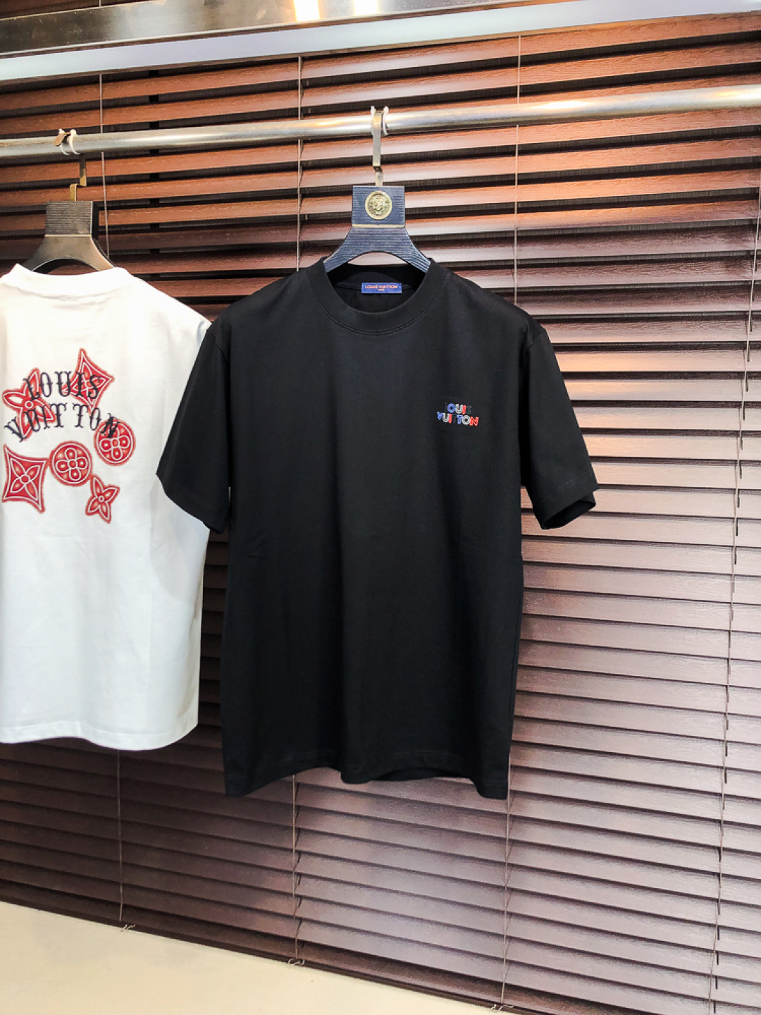 NO:733243,.Lv.2026 new spring and summer fashionable round neck short-sleeved advanced customization versatile style!  It is more practical and can be easily controlled by anyone. It is made of pure cotton fabric and has a luxurious classic brand logo design. It is very classy and a must-buy for those who know the goods!  The tailoring is a slim fit, very delicate, shows aura, and highlights the sophistication of men. This is unique, it is just right for slim fit, and the upper body effect is very good. Size m-3XL m wears 175/130, Louis Vuitton, T-shirt,19860909.Lv.2026春夏新品时尚圆领短袖高级定制百搭款式！更有实用感 任何人都可以轻松驾驭 采用纯棉面料制作,奢华经典品牌logo设计,非常显档次懂货的必须入！版型剪裁属于修身款 非常精致,显气场,又会凸显男士的精致,这就是独到之处,恰到好处的修身,上身效果非常赞.尺码m-3XL m穿175/130,,louis vuitton,T-shirt,,Men's clothing