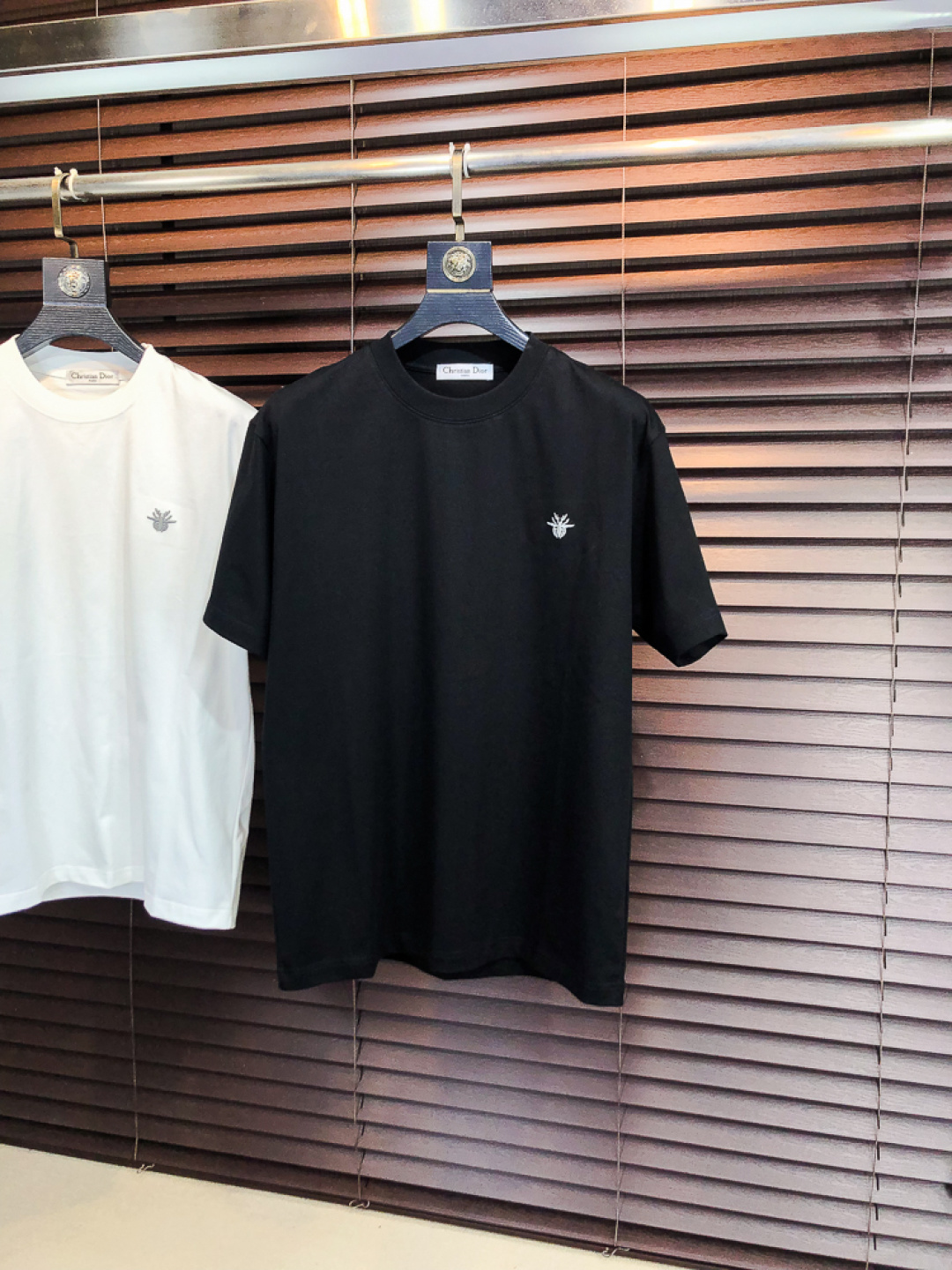 NO:733248,.Dior.2026 new spring and summer fashionable round neck short-sleeved advanced customization versatile style!  It is more practical and can be easily controlled by anyone. It is made of pure cotton fabric and has a luxurious classic brand logo design. It is very classy and a must-buy for those who know the goods!  The tailoring is a slim fit. It is very delicate, shows aura, and highlights the sophistication of men. This is unique. It is just right for slim fit and the upper body effect is very good. Size m-3XL m wears 175/130, dior, T-shirt,19860909.Dior.2026春夏新品时尚圆领短袖高级定制百搭款式！更有实用感 任何人都可以轻松驾驭 采用纯棉面料制作,奢华经典品牌logo设计,非常显档次懂货的必须入！版型剪裁属于修身款 非常精致,显气场,又会凸显男士的精致,这就是独到之处,恰到好处的修身,上身效果非常赞.尺码m-3XL m穿175/130,,dior,T-shirt,,Men's clothing