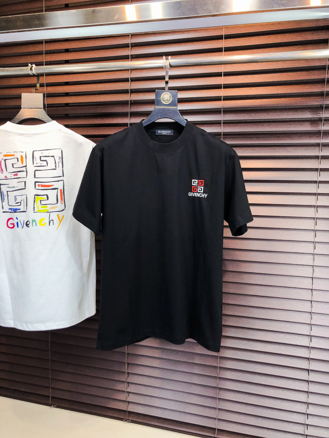 NO:733253,.Givenchy. 2026 spring and summer new fashionable round neck short-sleeved advanced customization versatile style!  It is more practical and can be easily controlled by anyone. It is made of pure cotton fabric and has a luxurious classic brand logo design. It is very classy and a must-buy for those who know the goods!  The tailoring is a slim fit. It is very delicate, shows aura, and highlights the sophistication of men. This is unique. It is just right for slim fit and the upper body effect is very good. Size m-3XL m wears 175/130, givenchy, T-shirt,19860909.纪梵希.2026春夏新品时尚圆领短袖高级定制百搭款式！更有实用感 任何人都可以轻松驾驭 采用纯棉面料制作,奢华经典品牌logo设计,非常显档次懂货的必须入！版型剪裁属于修身款 非常精致,显气场,又会凸显男士的精致,这就是独到之处,恰到好处的修身,上身效果非常赞.尺码m-3XL m穿175/130,,givenchy,T-shirt,,Men's clothing