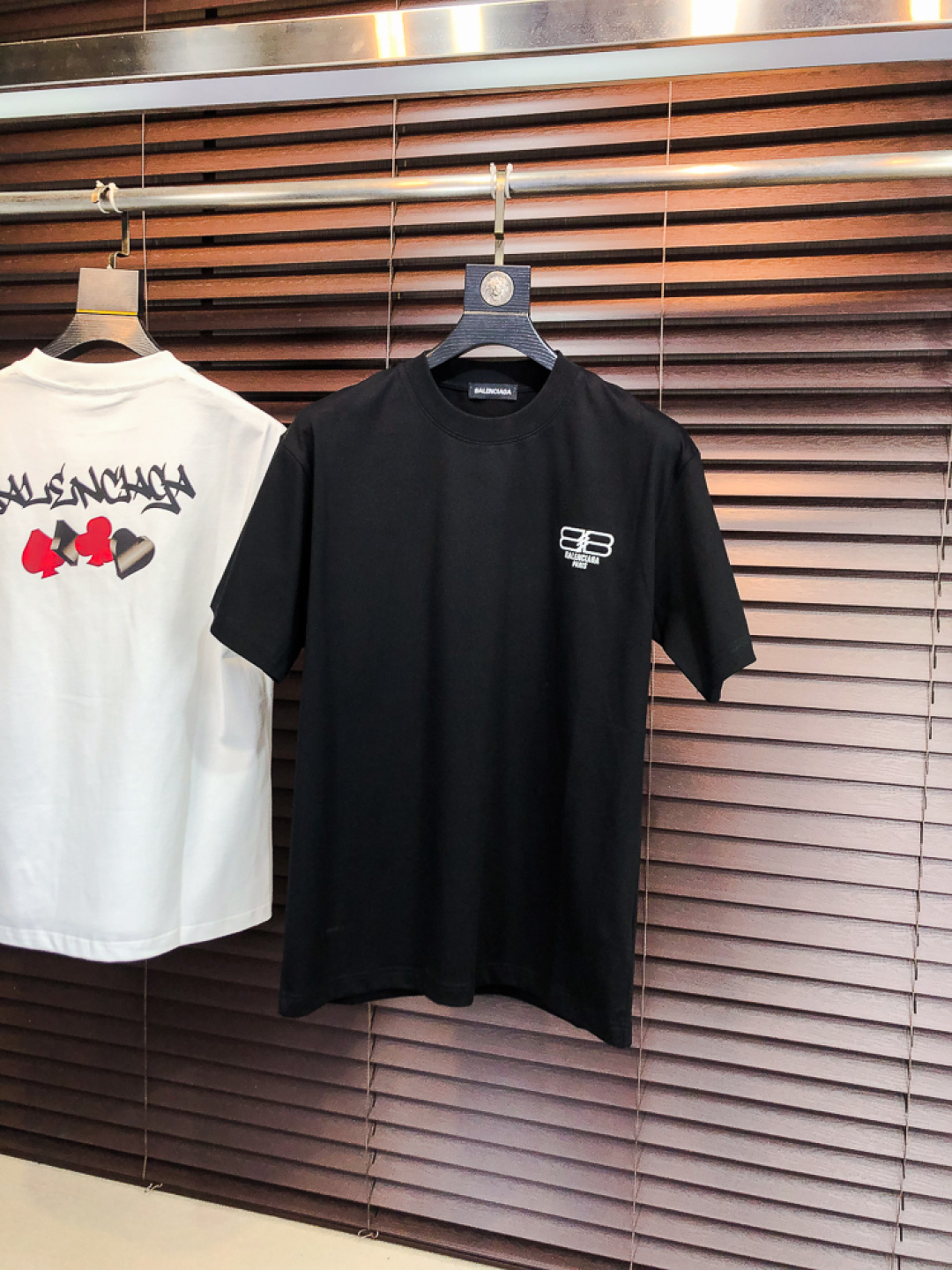 NO:733258,.Balenciaga. 2026 spring and summer new fashionable round neck short-sleeved advanced customization versatile style!  It is more practical and can be easily controlled by anyone. It is made of pure cotton fabric and has a luxurious classic brand logo design. It is very classy and a must-buy for those who know the goods!  The tailoring is a slim fit. It is very delicate, shows aura, and highlights the sophistication of men. This is unique. It is just right for slim fit and the upper body effect is very good. Size m-3XL m wears 175/130, balenciaga, T-shirt,19860909.巴黎世家.2026春夏新品时尚圆领短袖高级定制百搭款式！更有实用感 任何人都可以轻松驾驭 采用纯棉面料制作,奢华经典品牌logo设计,非常显档次懂货的必须入！版型剪裁属于修身款 非常精致,显气场,又会凸显男士的精致,这就是独到之处,恰到好处的修身,上身效果非常赞.尺码m-3XL m穿175/130,,balenciaga,T-shirt,,Men's clothing