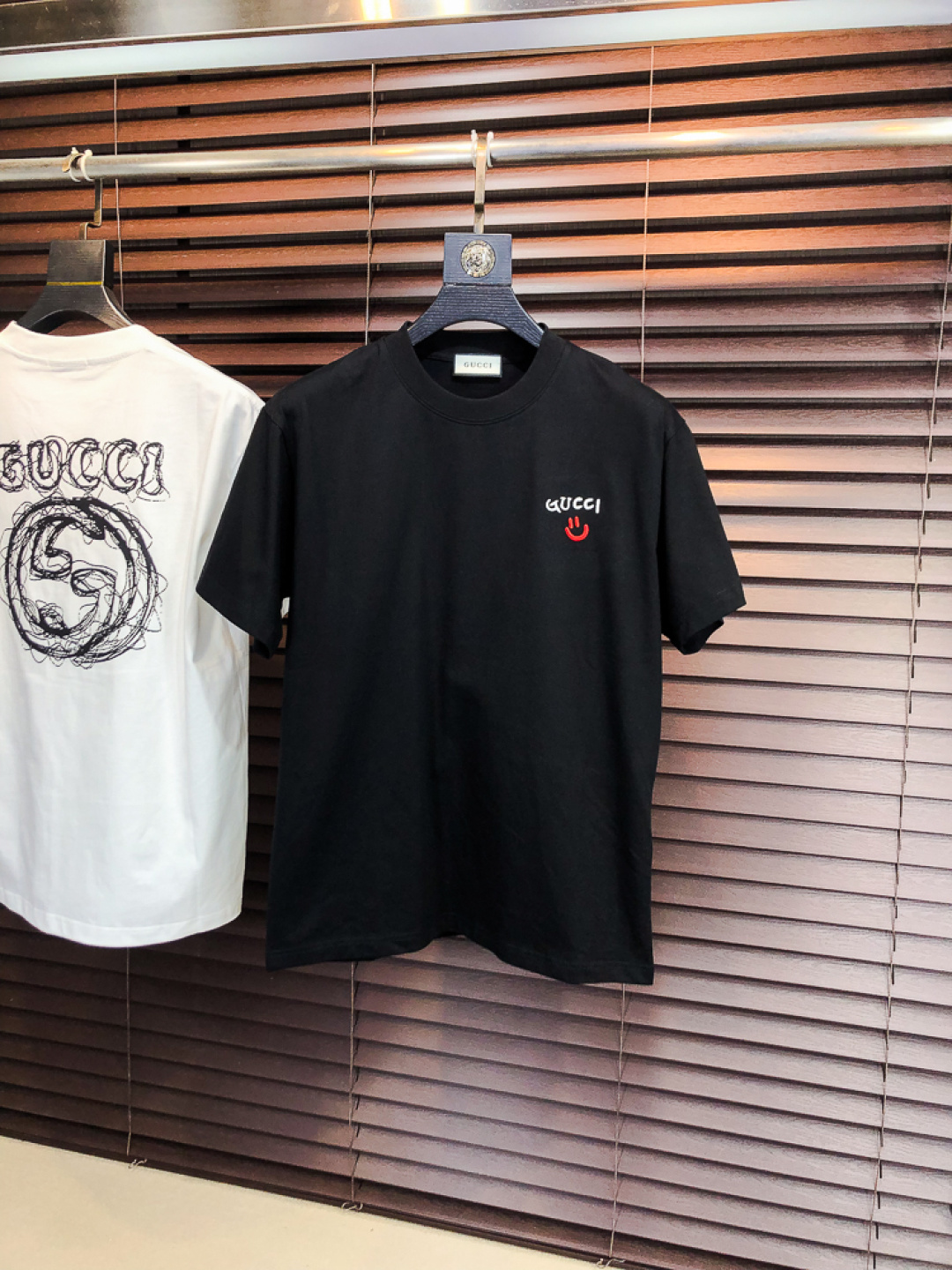 NO:733263,.Gucci.2026 new spring and summer fashionable round neck short-sleeved advanced customization versatile style!  It is more practical and can be easily controlled by anyone. It is made of pure cotton fabric and has a luxurious classic brand logo design. It is very classy and a must-buy for those who know the goods!  The tailoring is a slim fit, very delicate, shows off aura, and highlights the sophistication of men. This is unique. It has just the right fit and a great upper body effect. Size m-3XL m wears 175/130, gucci, T-shirt,19860909.Gucci.2026春夏新品时尚圆领短袖高级定制百搭款式！更有实用感 任何人都可以轻松驾驭 采用纯棉面料制作,奢华经典品牌logo设计,非常显档次懂货的必须入！版型剪裁属于修身款 非常精致,显气场,又会凸显男士的精致,这就是独到之处,恰到好处的修身,上身效果非常赞.尺码m-3XL m穿175/130,,gucci,T-shirt,,Men's clothing