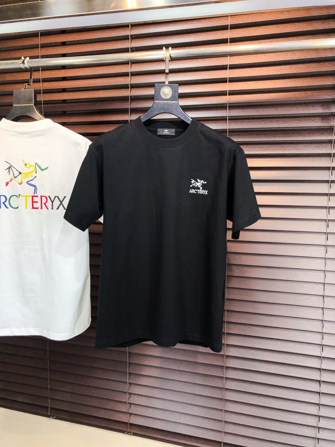 NO:733268,.Arc'teryx. 2026 spring and summer new fashionable round neck short-sleeved high-end customized versatile style!  It is more practical and can be easily controlled by anyone. It is made of pure cotton fabric and has a luxurious classic brand logo design. It is very classy and a must-buy for those who know the goods!  The tailoring is a slim fit. It is very delicate, shows aura, and highlights the sophistication of men. This is unique. It is just right for slim fit and the upper body effect is very good. Size m-3XL m wears 175/130, arc'teryx, T-shirt,19860909.始祖鸟.2026春夏新品时尚圆领短袖高级定制百搭款式！更有实用感 任何人都可以轻松驾驭 采用纯棉面料制作,奢华经典品牌logo设计,非常显档次懂货的必须入！版型剪裁属于修身款 非常精致,显气场,又会凸显男士的精致,这就是独到之处,恰到好处的修身,上身效果非常赞.尺码m-3XL m穿175/130,arc'teryx,T-shirt,,Men's clothing