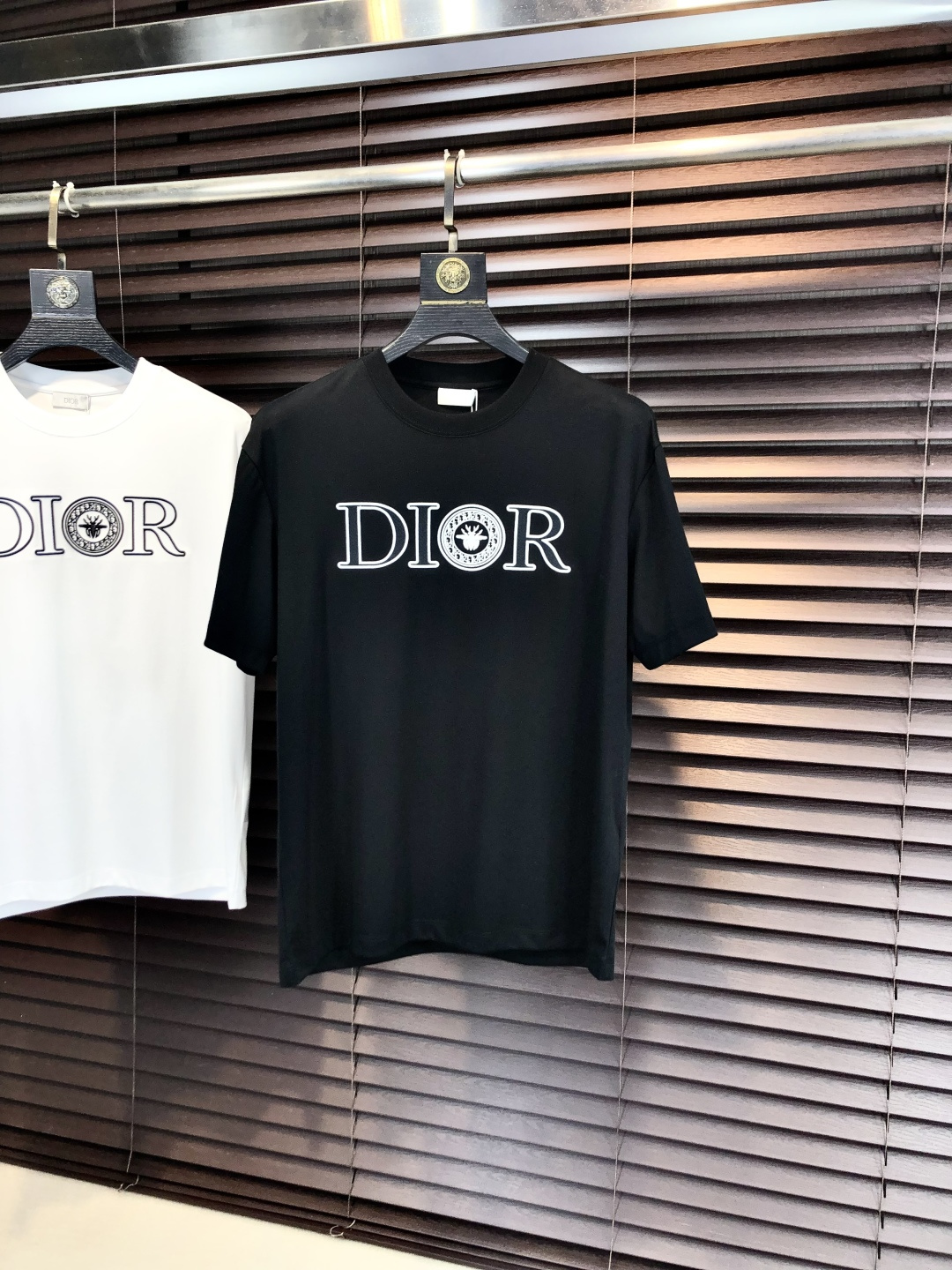 NO:733283,Dior.2026 new spring and summer fashionable round neck short-sleeved advanced customization versatile style!  It is more practical and can be easily controlled by anyone. It is made of liquid spandex fabric and has a luxurious classic brand logo design. It is very classy and a must-buy for those who know the goods!  The tailoring is slim-fitting and very delicate. It shows aura and highlights the sophistication of men. This is unique. It is just right for slim fit and the upper body effect is very good. Size m-3XL m wears 175/130, dior, T-shirt,19860909Dior.2026春夏新品时尚圆领短袖高级定制百搭款式！更有实用感 任何人都可以轻松驾驭 采用液氨氨纶面料制作,奢华经典品牌logo设计,h非常显档次懂货的必须入！版型剪裁属于修身款 非常精致,f显气场,又会凸显男士的精致,这就是独到之处,恰到好处的修身,上身效果非常赞.尺码m-3XL m穿175/130,,dior,T-shirt,,Men's clothing