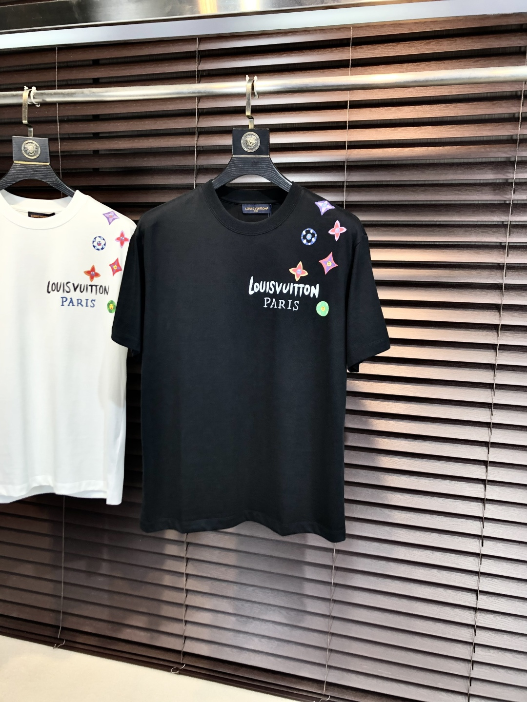 NO:733287,.Lv.2026 new spring and summer fashionable round neck short-sleeved advanced customization versatile style!  It is more practical and can be easily controlled by anyone. It is made of liquid spandex fabric and has a luxurious classic brand logo design. It is very classy and a must-buy for those who know the goods!  The tailoring is a slim fit, very delicate, it shows aura, and highlights the sophistication of men. This is unique, it is just right for slim fit, and the upper body effect is very good. Size m-3XL m wears 175/130, Louis Vuitton, T-shirt,19860909.Lv.2026春夏新品时尚圆领短袖高级定制百搭款式！更有实用感 任何人都可以轻松驾驭 采用液氨氨纶面料制作,奢华经典品牌logo设计,h非常显档次懂货的必须入！版型剪裁属于修身款 非常精致,f显气场,又会凸显男士的精致,这就是独到之处,恰到好处的修身,上身效果非常赞.尺码m-3XL m穿175/130,,louis vuitton,T-shirt,,Men's clothing