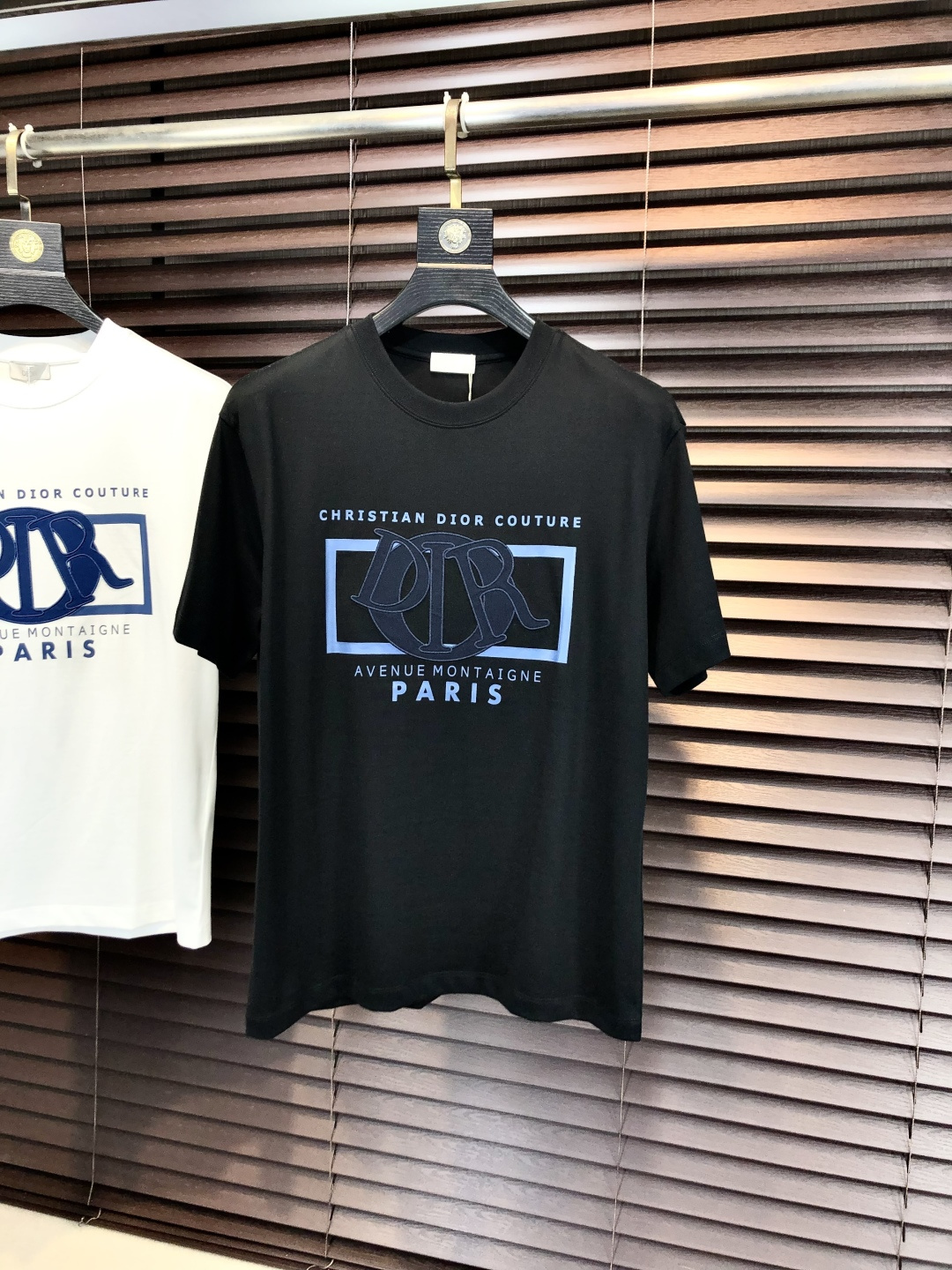 NO:733244,Dior.2026 new spring and summer fashionable round neck short-sleeved advanced customization versatile style!  It is more practical and can be easily controlled by anyone. It is made of liquid spandex fabric and has a luxurious classic brand logo design. It is very classy and a must-buy for those who know the goods!  The tailoring is slim-fitting and very delicate. It shows aura and highlights the sophistication of men. This is unique. It is just right for slim fit and the upper body effect is very good. Size m-3XL m wears 175/130, dior, T-shirt,19860909Dior.2026春夏新品时尚圆领短袖高级定制百搭款式！更有实用感 任何人都可以轻松驾驭 采用液氨氨纶面料制作,奢华经典品牌logo设计,h非常显档次懂货的必须入！版型剪裁属于修身款 非常精致,f显气场,又会凸显男士的精致,这就是独到之处,恰到好处的修身,上身效果非常赞.尺码m-3XL m穿175/130,,dior,T-shirt,,Men's clothing