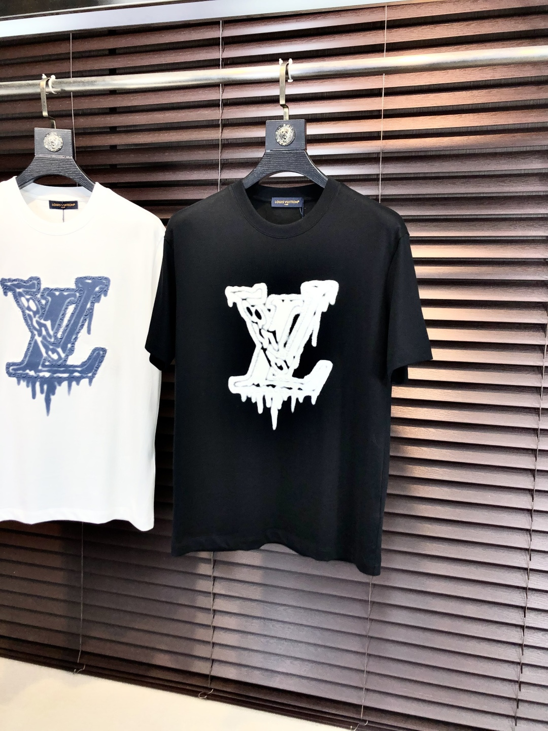 NO:733249,Lv. 2026 spring and summer new fashion round neck short-sleeved advanced customization versatile style!  It is more practical and can be easily controlled by anyone. It is made of liquid spandex fabric and has a luxurious classic brand logo design. It is very classy and a must-buy for those who know the goods!  The tailoring is a slim fit, very delicate, it shows aura, and highlights the sophistication of men. This is unique, it is just right for slim fit, and the upper body effect is very good. Size m-3XL m wears 175/130, Louis Vuitton, T-shirt,19860909Lv.2026春夏新品时尚圆领短袖高级定制百搭款式！更有实用感 任何人都可以轻松驾驭 采用液氨氨纶面料制作,奢华经典品牌logo设计,h非常显档次懂货的必须入！版型剪裁属于修身款 非常精致,f显气场,又会凸显男士的精致,这就是独到之处,恰到好处的修身,上身效果非常赞.尺码m-3XL m穿175/130,,louis vuitton,T-shirt,,Men's clothing