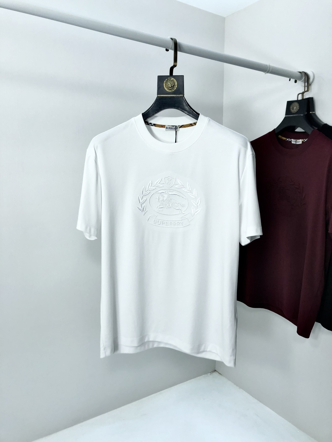 NO:733254,Burberry. 2026 spring and summer new fashionable round neck short-sleeved advanced customization and versatile styles!  It is more practical and can be easily controlled by anyone. It is made of liquid spandex fabric and has a luxurious classic brand logo design. It is very classy and a must-buy for those who know the goods!  The tailoring is slim-fitting and very delicate. It shows aura and highlights the sophistication of men. This is unique. It is just right for slim fit and the upper body effect is very good. Size m-3XL m wears 175/130, burberry, T-shirt,19860909巴宝莉.2026春夏新品时尚圆领短袖高级定制百搭款式！更有实用感 任何人都可以轻松驾驭 采用液氨氨纶面料制作,奢华经典品牌logo设计,h非常显档次懂货的必须入！版型剪裁属于修身款 非常精致,f显气场,又会凸显男士的精致,这就是独到之处,恰到好处的修身,上身效果非常赞.尺码m-3XL m穿175/130,,burberry,T-shirt,,Men's clothing