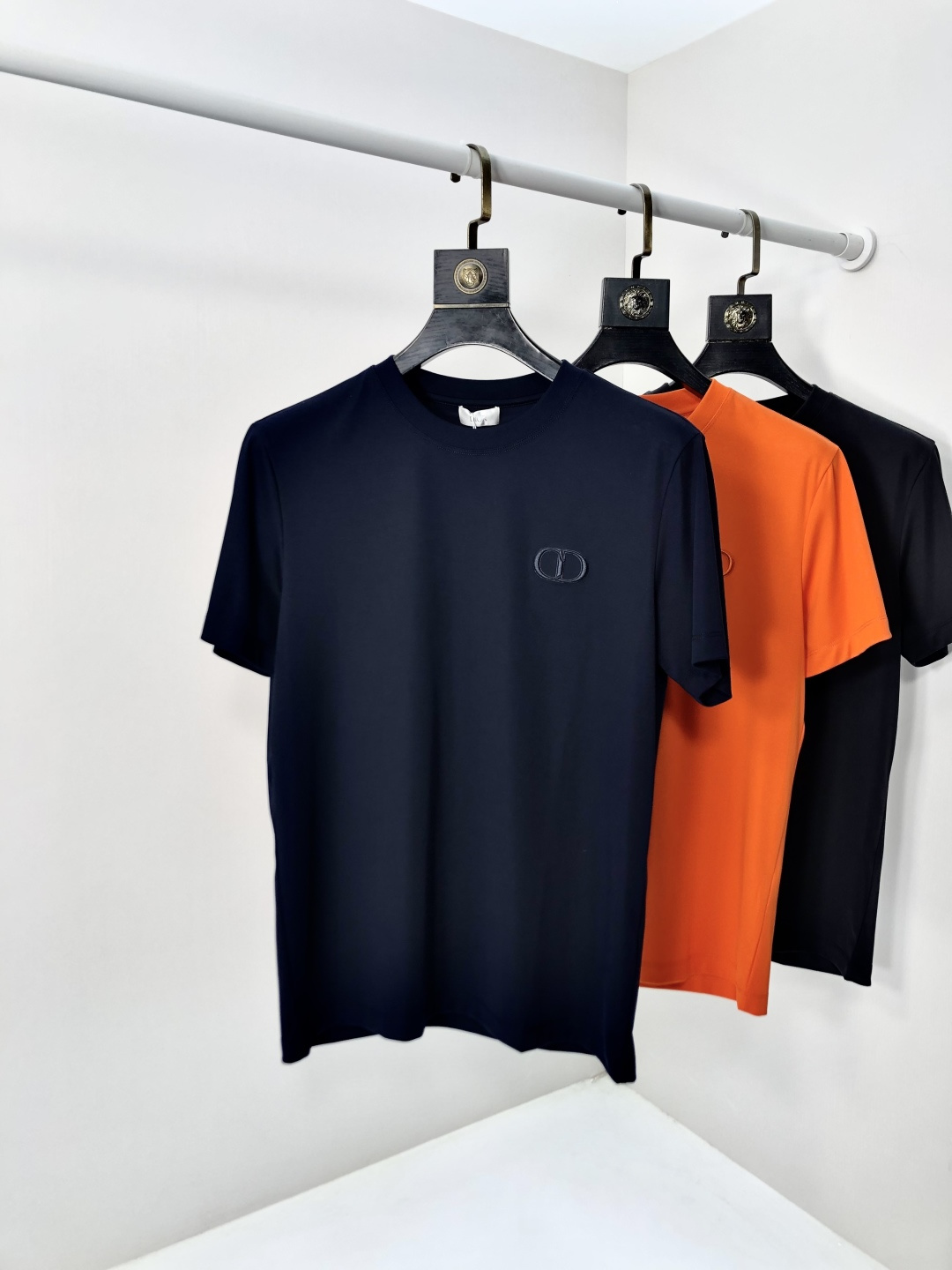 NO:733259,Dior.2026 new spring and summer fashionable round neck short-sleeved advanced customization versatile style!  It is more practical and can be easily controlled by anyone. It is made of liquid spandex fabric and has a luxurious classic brand logo design. It is very classy and a must-buy for those who know the goods!  The tailoring is slim-fitting and very delicate. It shows aura and highlights the sophistication of men. This is unique. It is just right for slim fit and the upper body effect is very good. Size m-3XL m wears 175/130, dior, T-shirt,19860909Dior.2026春夏新品时尚圆领短袖高级定制百搭款式！更有实用感 任何人都可以轻松驾驭 采用液氨氨纶面料制作,奢华经典品牌logo设计,h非常显档次懂货的必须入！版型剪裁属于修身款 非常精致,f显气场,又会凸显男士的精致,这就是独到之处,恰到好处的修身,上身效果非常赞.尺码m-3XL m穿175/130,,dior,T-shirt,,Men's clothing