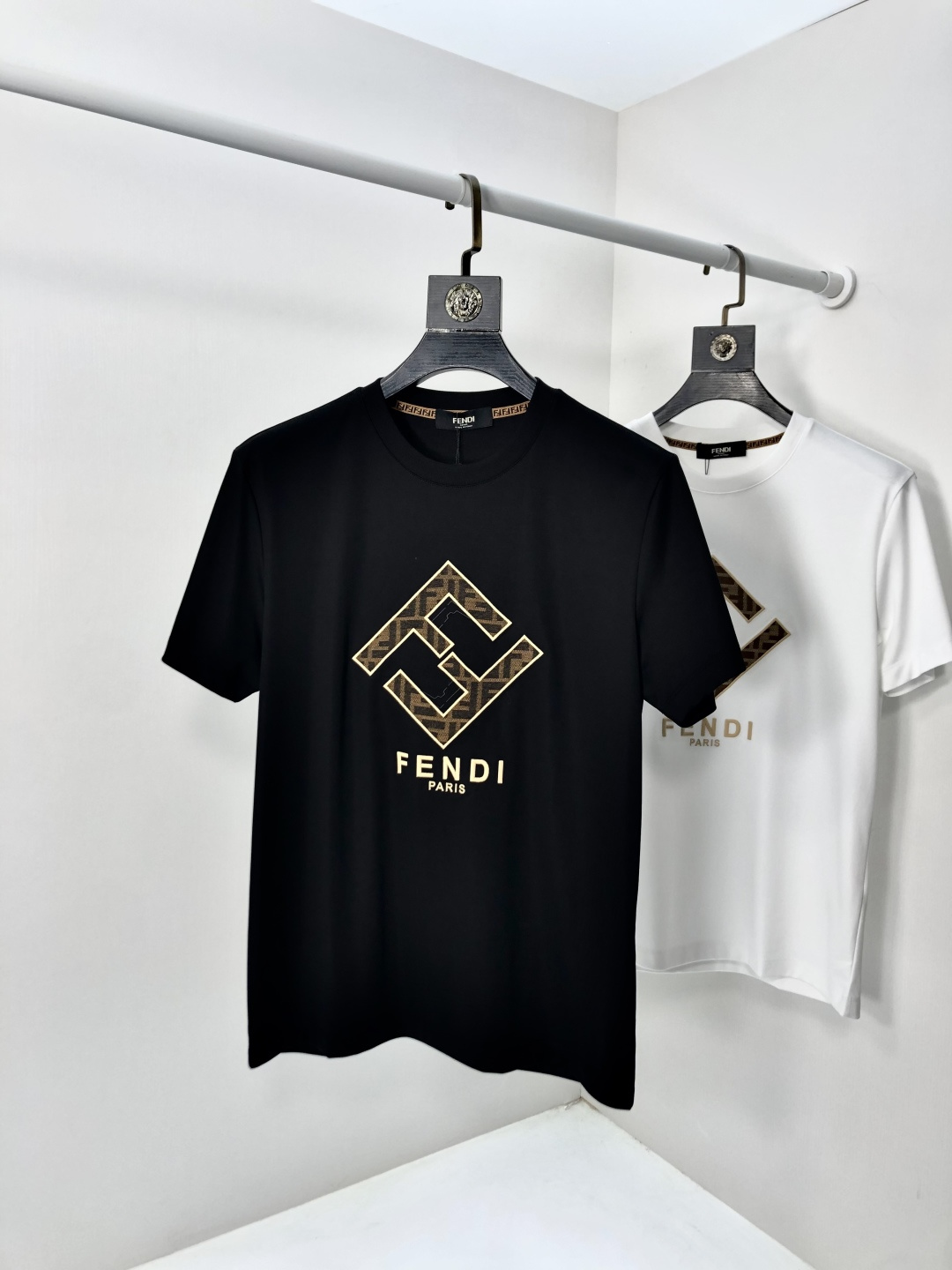 NO:733264,Fendi. 2026 spring and summer new fashionable round neck short-sleeved advanced customization versatile style!  It is more practical and can be easily controlled by anyone. It is made of liquid spandex fabric and has a luxurious classic brand logo design. It is very classy and a must-buy for those who know the goods!  The tailoring is slim-fitting and very delicate. It shows aura and highlights the sophistication of men. This is unique. It is just right for slim fit and the upper body effect is very good. Size m-3XL m wears 175/130, fendi, T-shirt,19860909芬迪.2026春夏新品时尚圆领短袖高级定制百搭款式！更有实用感 任何人都可以轻松驾驭 采用液氨氨纶面料制作,奢华经典品牌logo设计,h非常显档次懂货的必须入！版型剪裁属于修身款 非常精致,f显气场,又会凸显男士的精致,这就是独到之处,恰到好处的修身,上身效果非常赞.尺码m-3XL m穿175/130,,fendi,T-shirt,,Men's clothing