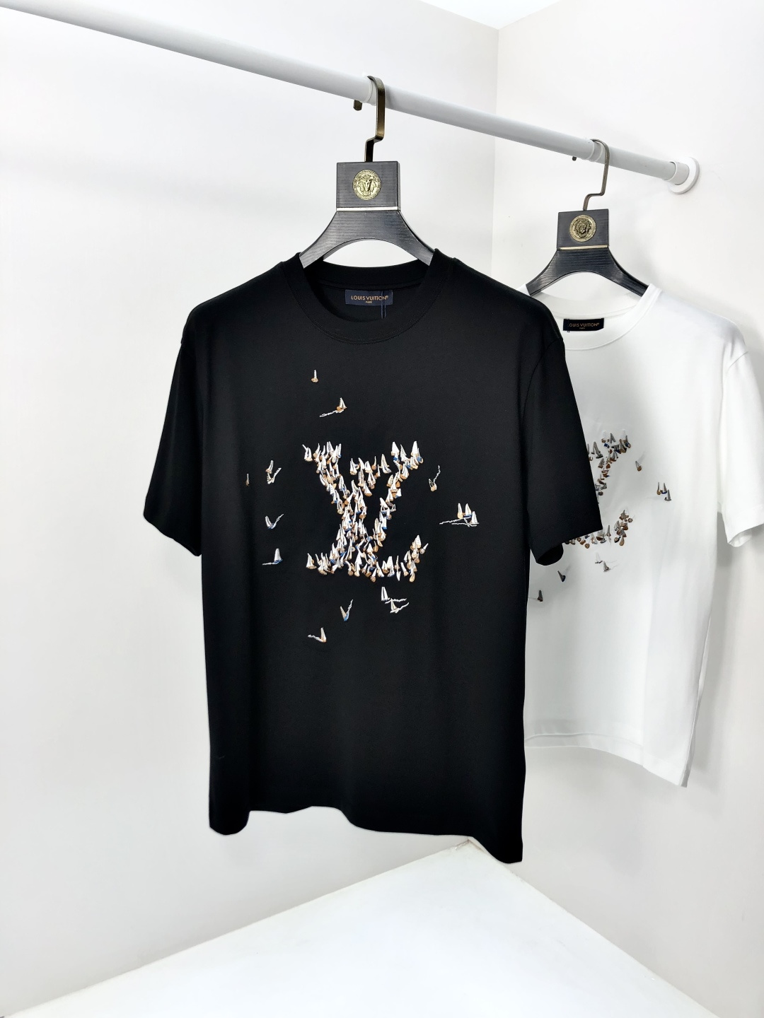 NO:733269,LV.2026 new spring and summer fashionable round neck short-sleeved advanced customization versatile style!  It is more practical and can be easily controlled by anyone. It is made of liquid spandex fabric and has a luxurious classic brand logo design. It is very classy and a must-buy for those who know the goods!  The tailoring is a slim fit, very delicate, it shows aura, and highlights the sophistication of men. This is unique, it is just right for slim fit, and the upper body effect is very good. Size m-3XL m wears 175/130, Louis Vuitton, T-shirt,19860909LV.2026春夏新品时尚圆领短袖高级定制百搭款式！更有实用感 任何人都可以轻松驾驭 采用液氨氨纶面料制作,奢华经典品牌logo设计,h非常显档次懂货的必须入！版型剪裁属于修身款 非常精致,f显气场,又会凸显男士的精致,这就是独到之处,恰到好处的修身,上身效果非常赞.尺码m-3XL m穿175/130,,louis vuitton,T-shirt,,Men's clothing