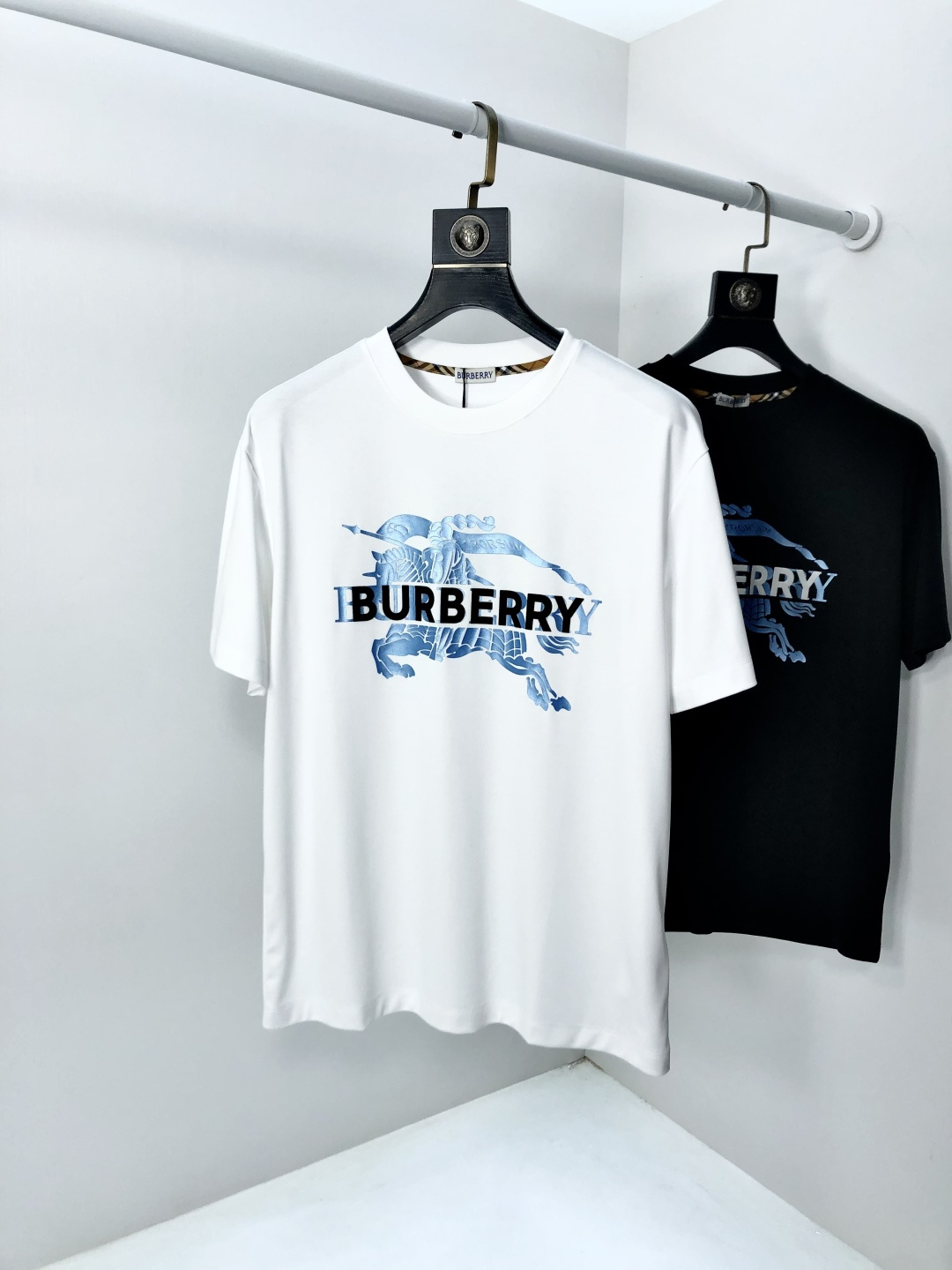 NO:733274,Burberry. 2026 spring and summer new fashionable round neck short-sleeved advanced customization and versatile styles!  It is more practical and can be easily controlled by anyone. It is made of liquid spandex fabric and has a luxurious classic brand logo design. It is very classy and a must-buy for those who know the goods!  The tailoring is slim-fitting and very delicate. It shows aura and highlights the sophistication of men. This is unique. It is just right for slim fit and the upper body effect is very good. Size m-3XL m wears 175/130, burberry, T-shirt,19860909巴宝莉.2026春夏新品时尚圆领短袖高级定制百搭款式！更有实用感 任何人都可以轻松驾驭 采用液氨氨纶面料制作,奢华经典品牌logo设计,h非常显档次懂货的必须入！版型剪裁属于修身款 非常精致,f显气场,又会凸显男士的精致,这就是独到之处,恰到好处的修身,上身效果非常赞.尺码m-3XL m穿175/130,,burberry,T-shirt,,Men's clothing