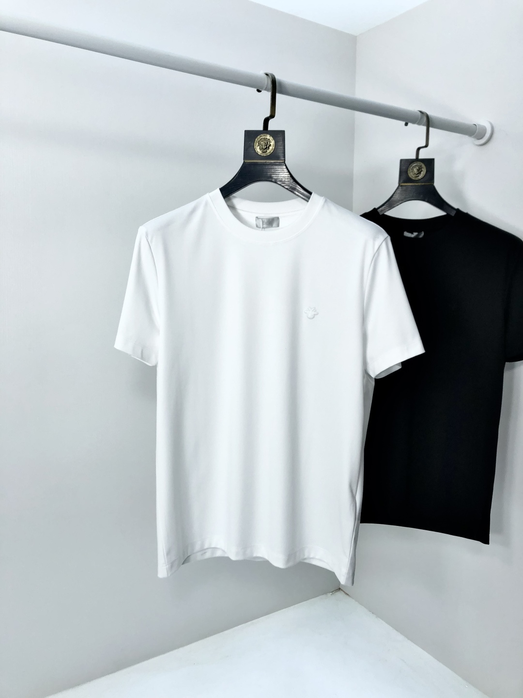 NO:733279,Dior.2026 new spring and summer fashionable round neck short-sleeved advanced customization versatile style!  It is more practical and can be easily controlled by anyone. It is made of liquid spandex fabric and has a luxurious classic brand logo design. It is very classy and a must-buy for those who know the goods!  The tailoring is slim-fitting and very delicate. It shows aura and highlights the sophistication of men. This is unique. It is just right for slim fit and the upper body effect is very good. Size m-3XL m wears 175/130, dior, T-shirt,19860909Dior.2026春夏新品时尚圆领短袖高级定制百搭款式！更有实用感 任何人都可以轻松驾驭 采用液氨氨纶面料制作,奢华经典品牌logo设计,h非常显档次懂货的必须入！版型剪裁属于修身款 非常精致,f显气场,又会凸显男士的精致,这就是独到之处,恰到好处的修身,上身效果非常赞.尺码m-3XL m穿175/130,,dior,T-shirt,,Men's clothing