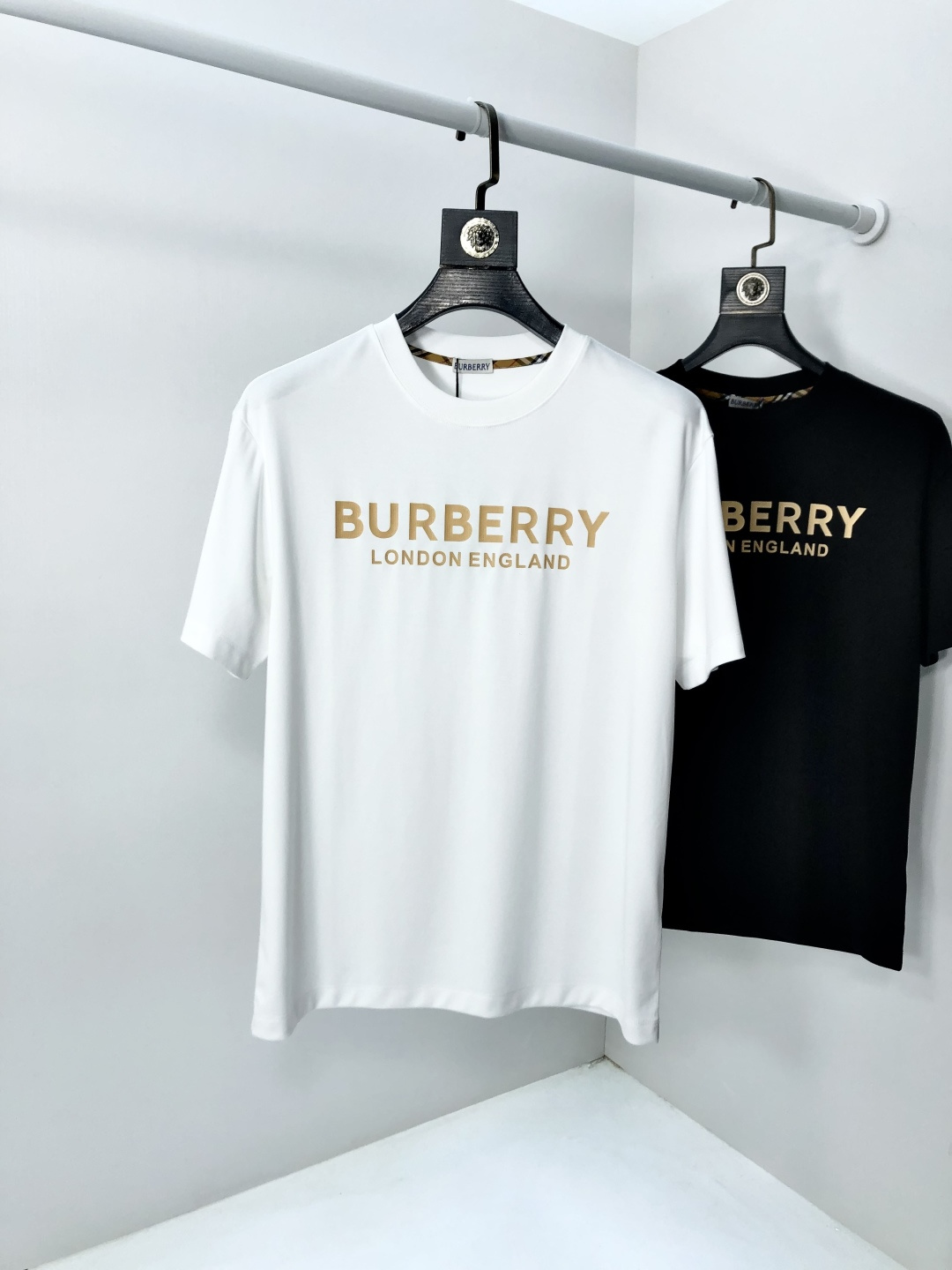 NO:733284,Burberry. 2026 spring and summer new fashionable round neck short-sleeved advanced customization and versatile styles!  It is more practical and can be easily controlled by anyone. It is made of liquid spandex fabric and has a luxurious classic brand logo design. It is very classy and a must-buy for those who know the goods!  The tailoring is slim-fitting and very delicate. It shows aura and highlights the sophistication of men. This is unique. It is just right for slim fit and the upper body effect is very good. Size m-3XL m wears 175/130, burberry, T-shirt,19860909巴宝莉.2026春夏新品时尚圆领短袖高级定制百搭款式！更有实用感 任何人都可以轻松驾驭 采用液氨氨纶面料制作,奢华经典品牌logo设计,h非常显档次懂货的必须入！版型剪裁属于修身款 非常精致,f显气场,又会凸显男士的精致,这就是独到之处,恰到好处的修身,上身效果非常赞.尺码m-3XL m穿175/130,,burberry,T-shirt,,Men's clothing