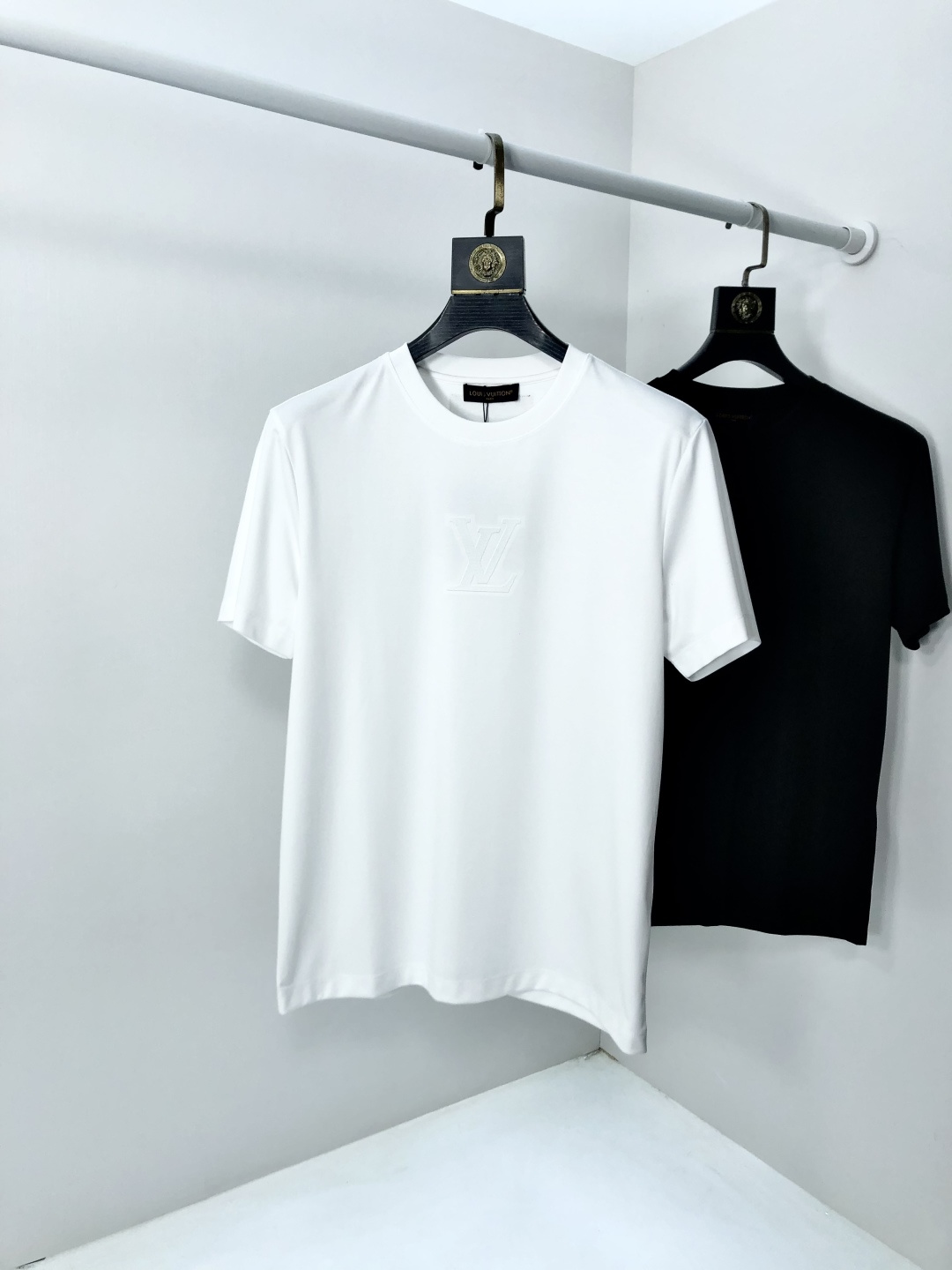 NO:733288,Lv. 2026 spring and summer new fashion round neck short-sleeved advanced customization versatile style!  It is more practical and can be easily controlled by anyone. It is made of liquid spandex fabric and has a luxurious classic brand logo design. It is very classy and a must-buy for those who know the goods!  The tailoring is a slim fit, very delicate, it shows aura, and highlights the sophistication of men. This is unique, it is just right for slim fit, and the upper body effect is very good. Size m-3XL m wears 175/130, Louis Vuitton, T-shirt,19860909Lv.2026春夏新品时尚圆领短袖高级定制百搭款式！更有实用感 任何人都可以轻松驾驭 采用液氨氨纶面料制作,奢华经典品牌logo设计,h非常显档次懂货的必须入！版型剪裁属于修身款 非常精致,f显气场,又会凸显男士的精致,这就是独到之处,恰到好处的修身,上身效果非常赞.尺码m-3XL m穿175/130,,louis vuitton,T-shirt,,Men's clothing