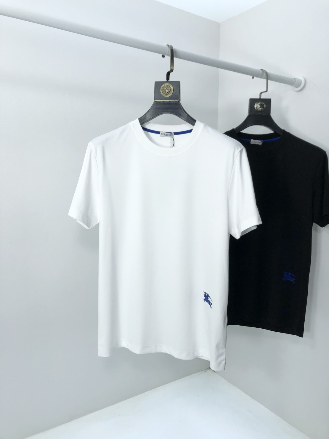 NO:733326,Burberry. 2026 spring and summer new fashionable round neck short-sleeved advanced customization and versatile styles!  It is more practical and can be easily controlled by anyone. It is made of liquid spandex fabric and has a luxurious classic brand logo design. It is very classy and a must-buy for those who know the goods!  The tailoring is slim-fitting and very delicate. It shows aura and highlights the sophistication of men. This is unique. It is just right for slim fit and the upper body effect is very good. Size m-3XL m wears 175/130, burberry, T-shirt,19860909巴宝莉.2026春夏新品时尚圆领短袖高级定制百搭款式！更有实用感 任何人都可以轻松驾驭 采用液氨氨纶面料制作,奢华经典品牌logo设计,h非常显档次懂货的必须入！版型剪裁属于修身款 非常精致,f显气场,又会凸显男士的精致,这就是独到之处,恰到好处的修身,上身效果非常赞.尺码m-3XL m穿175/130,,burberry,T-shirt,,Men's clothing