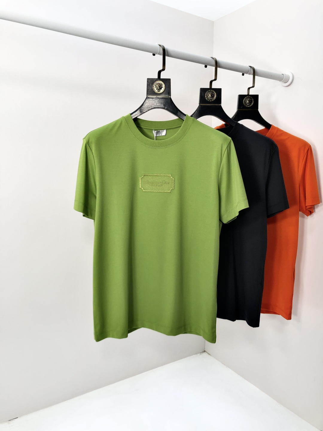 NO:733332,Dior.2026 new spring and summer fashionable round neck short-sleeved advanced customization versatile style!  It is more practical and can be easily controlled by anyone. It is made of liquid spandex fabric and has a luxurious classic brand logo design. It is very classy and a must-buy for those who know the goods!  The tailoring is slim-fitting and very delicate. It shows aura and highlights the sophistication of men. This is unique. It is just right for slim fit and the upper body effect is very good. Size m-3XL m wears 175/130, dior, T-shirt,19860909Dior.2026春夏新品时尚圆领短袖高级定制百搭款式！更有实用感 任何人都可以轻松驾驭 采用液氨氨纶面料制作,奢华经典品牌logo设计,h非常显档次懂货的必须入！版型剪裁属于修身款 非常精致,f显气场,又会凸显男士的精致,这就是独到之处,恰到好处的修身,上身效果非常赞.尺码m-3XL m穿175/130,,dior,T-shirt,,Men's clothing