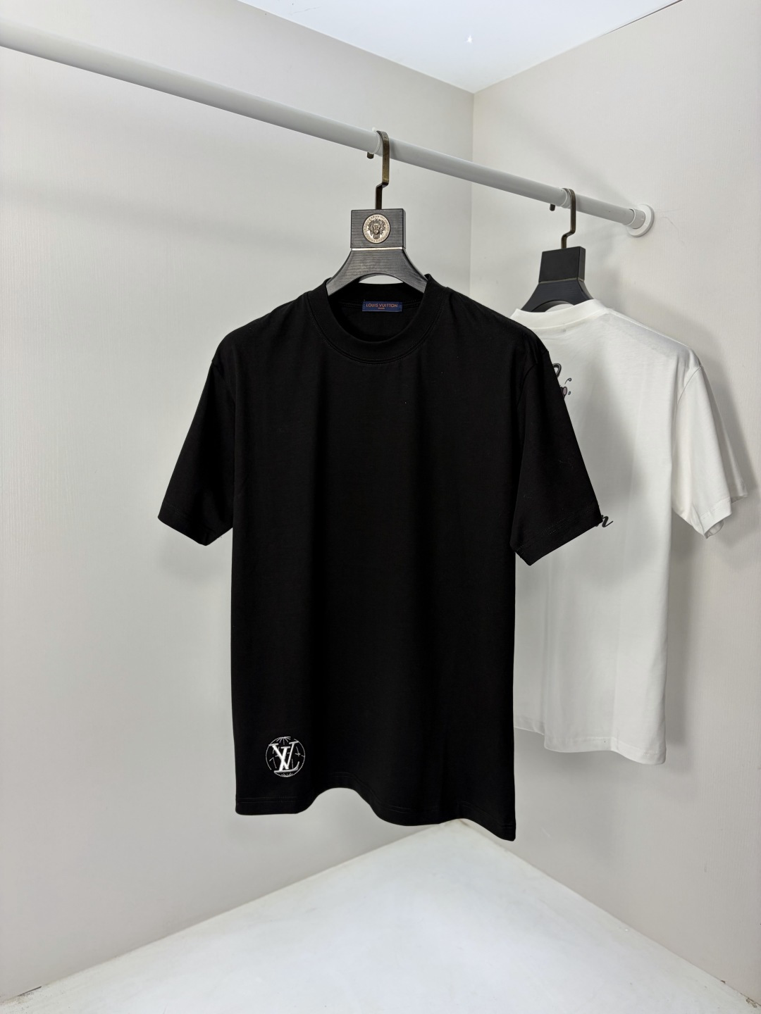 NO:735127,.Lv.2026 new spring and summer fashionable round neck short-sleeved advanced customization versatile style!  It is more practical and can be easily controlled by anyone. It is made of pure cotton fabric and has a luxurious classic brand logo design. It is very classy and a must-buy for those who know the goods!  The tailoring is a slim fit, very delicate, shows aura, and highlights the sophistication of men. This is unique, it is just right for slim fit, and the upper body effect is very good. Size m-3XL m wears 175/130, Louis Vuitton, T-shirt,19860909.Lv.2026春夏新品时尚圆领短袖高级定制百搭款式！更有实用感 任何人都可以轻松驾驭 采用纯棉面料制作,奢华经典品牌logo设计,非常显档次懂货的必须入！版型剪裁属于修身款 非常精致,显气场,又会凸显男士的精致,这就是独到之处,恰到好处的修身,上身效果非常赞.尺码m-3XL m穿175/130,,louis vuitton,T-shirt,,Men's clothing