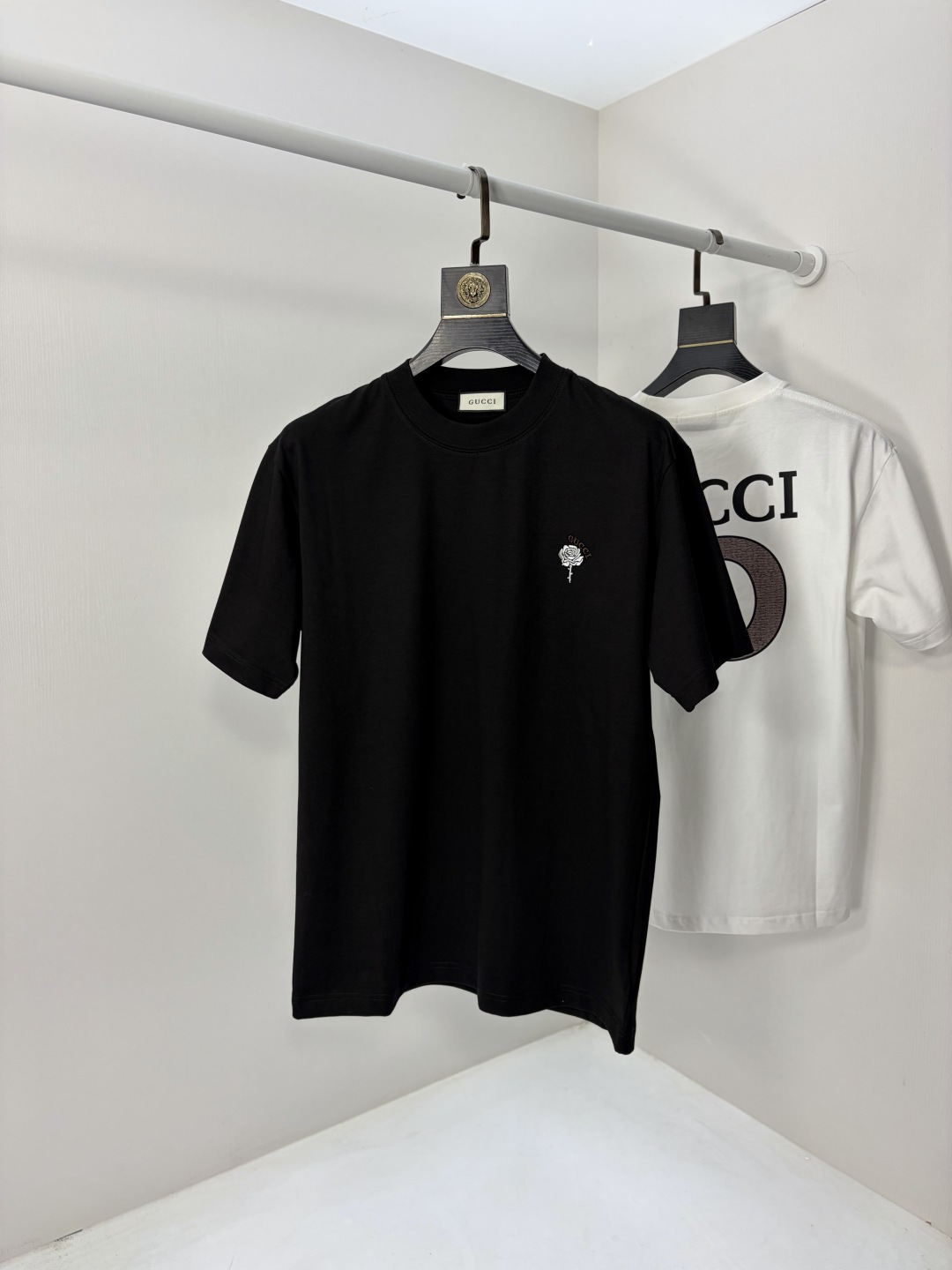 NO:735132,.Gucci.2026 new spring and summer fashionable round neck short-sleeved advanced customization versatile style!  It is more practical and can be easily controlled by anyone. It is made of pure cotton fabric and has a luxurious classic brand logo design. It is very classy and a must-buy for those who know the goods!  The tailoring is a slim fit, very delicate, shows off aura, and highlights the sophistication of men. This is unique. It has just the right fit and a great upper body effect. Size m-3XL m wears 175/130, gucci, T-shirt,19860909.Gucci.2026春夏新品时尚圆领短袖高级定制百搭款式！更有实用感 任何人都可以轻松驾驭 采用纯棉面料制作,奢华经典品牌logo设计,非常显档次懂货的必须入！版型剪裁属于修身款 非常精致,显气场,又会凸显男士的精致,这就是独到之处,恰到好处的修身,上身效果非常赞.尺码m-3XL m穿175/130,,gucci,T-shirt,,Men's clothing