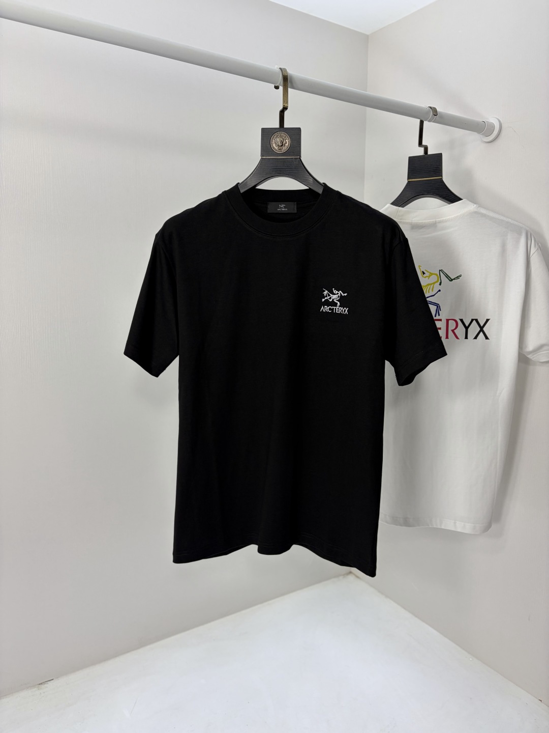 NO:735087,.Arc'teryx. 2026 spring and summer new fashionable round neck short-sleeved high-end customized versatile style!  It is more practical and can be easily controlled by anyone. It is made of pure cotton fabric and has a luxurious classic brand logo design. It is very classy and a must-buy for those who know the goods!  The tailoring is a slim fit. It is very delicate, shows aura, and highlights the sophistication of men. This is unique. It is just right for slim fit and the upper body effect is very good. Size m-3XL m wears 175/130, arc'teryx, T-shirt,19860909.始祖鸟.2026春夏新品时尚圆领短袖高级定制百搭款式！更有实用感 任何人都可以轻松驾驭 采用纯棉面料制作,奢华经典品牌logo设计,非常显档次懂货的必须入！版型剪裁属于修身款 非常精致,显气场,又会凸显男士的精致,这就是独到之处,恰到好处的修身,上身效果非常赞.尺码m-3XL m穿175/130,arc'teryx,T-shirt,,Men's clothing