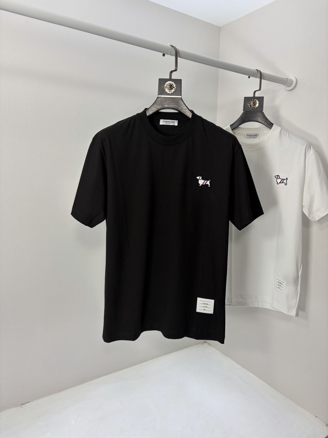 NO:735093,.TB.2026 new spring and summer fashionable round neck short-sleeved advanced customization versatile style!  It is more practical and can be easily controlled by anyone. It is made of pure cotton fabric and has a luxurious classic brand logo design. It is very classy and a must-buy for those who know the goods!  The tailoring is a slim fit. It is very delicate, shows aura, and highlights the sophistication of men. This is unique. It is just right for slim fit and the upper body effect is very good. Size m-3XL m wears 175/130, T-shirt,19860909.TB.2026春夏新品时尚圆领短袖高级定制百搭款式！更有实用感 任何人都可以轻松驾驭 采用纯棉面料制作,奢华经典品牌logo设计,非常显档次懂货的必须入！版型剪裁属于修身款 非常精致,显气场,又会凸显男士的精致,这就是独到之处,恰到好处的修身,上身效果非常赞.尺码m-3XL m穿175/130,,T-shirt,,Men's clothing