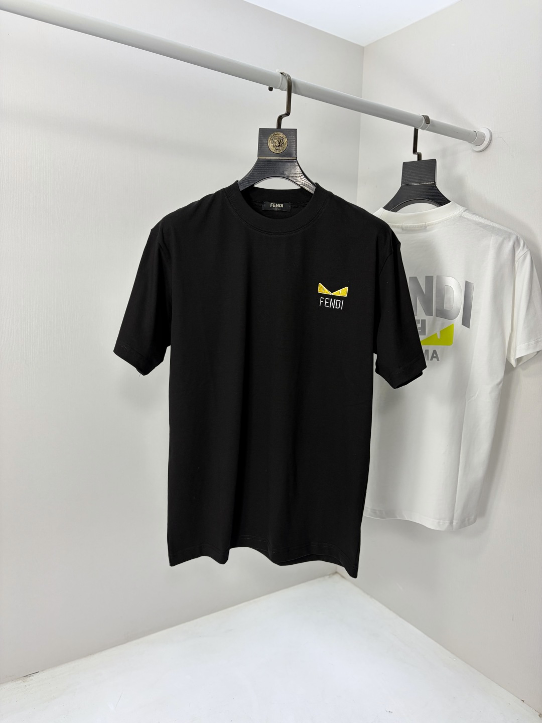 NO:735099,.FENDI.2026 spring and summer new fashionable round neck short-sleeved advanced customization versatile style!  It is more practical and can be easily controlled by anyone. It is made of pure cotton fabric and has a luxurious classic brand logo design. It is very classy and a must-buy for those who know the goods!  The tailoring is a slim fit. It is very delicate, shows aura, and highlights the sophistication of men. This is unique. It is just right for slim fit and the upper body effect is very good. Size m-3XL m wears 175/130, fendi, T-shirt,19860909.芬迪.2026春夏新品时尚圆领短袖高级定制百搭款式！更有实用感 任何人都可以轻松驾驭 采用纯棉面料制作,奢华经典品牌logo设计,非常显档次懂货的必须入！版型剪裁属于修身款 非常精致,显气场,又会凸显男士的精致,这就是独到之处,恰到好处的修身,上身效果非常赞.尺码m-3XL m穿175/130,,fendi,T-shirt,,Men's clothing