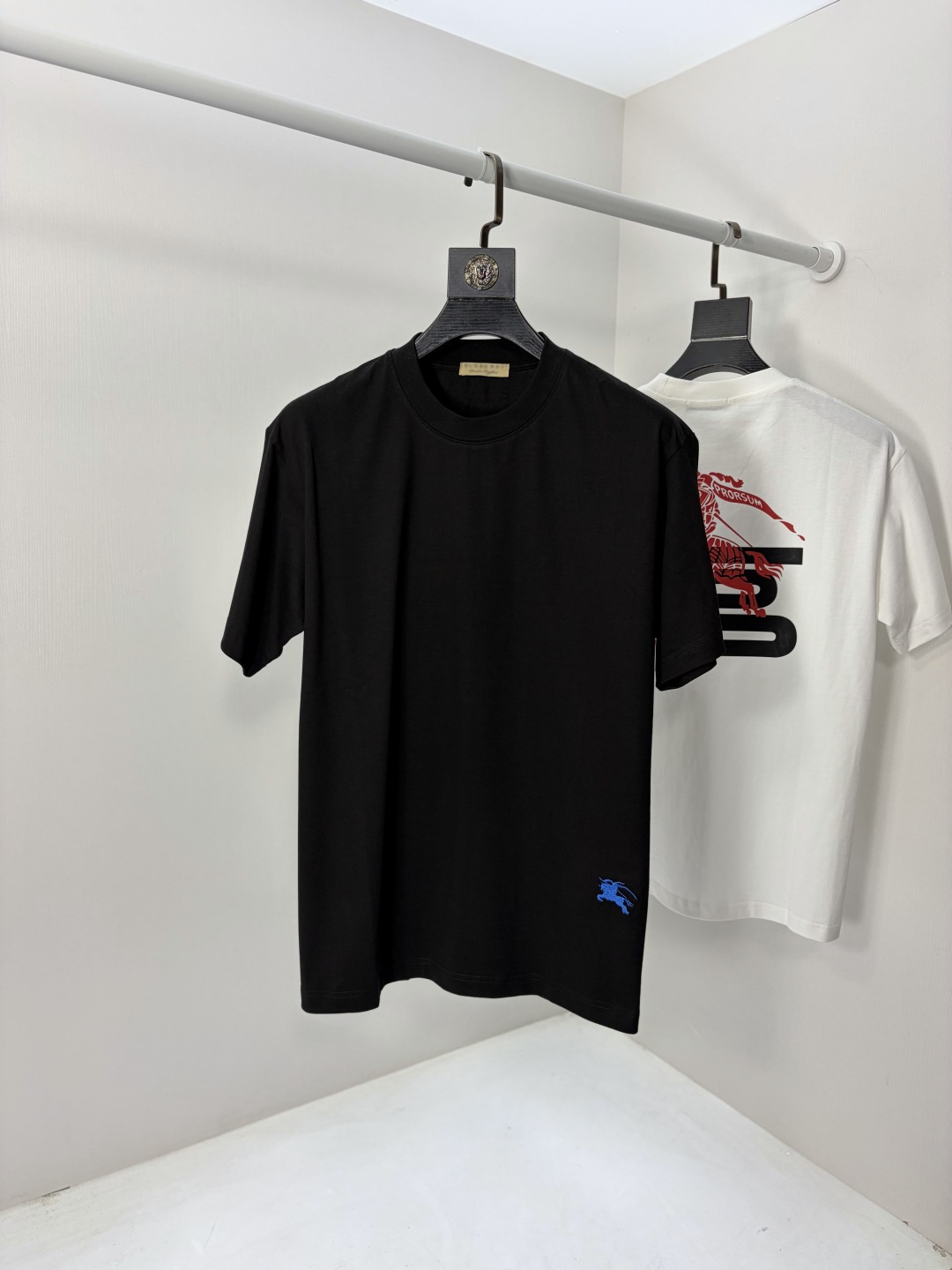 NO:735105,.Burberry. 2026 spring and summer new fashion round neck short-sleeved advanced customization versatile style!  It is more practical and can be easily controlled by anyone. It is made of pure cotton fabric and has a luxurious classic brand logo design. It is very classy and a must-buy for those who know the goods!  The tailoring is a slim fit. It is very delicate, shows aura, and highlights the sophistication of men. This is unique. It is just right for slim fit and the upper body effect is very good. Size m-3XL m wears 175/130, burberry, T-shirt,19860909.巴宝莉.2026春夏新品时尚圆领短袖高级定制百搭款式！更有实用感 任何人都可以轻松驾驭 采用纯棉面料制作,奢华经典品牌logo设计,非常显档次懂货的必须入！版型剪裁属于修身款 非常精致,显气场,又会凸显男士的精致,这就是独到之处,恰到好处的修身,上身效果非常赞.尺码m-3XL m穿175/130,,burberry,T-shirt,,Men's clothing