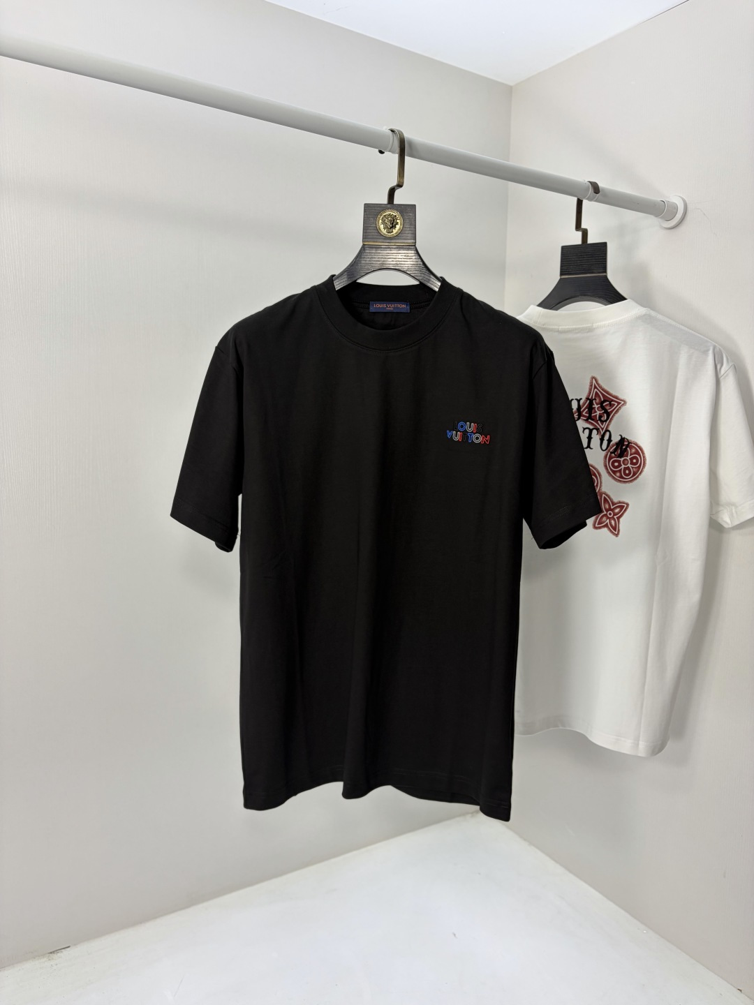 NO:735110,.Lv.2026 new spring and summer fashionable round neck short-sleeved advanced customization versatile style!  It is more practical and can be easily controlled by anyone. It is made of pure cotton fabric and has a luxurious classic brand logo design. It is very classy and a must-buy for those who know the goods!  The tailoring is a slim fit, very delicate, shows aura, and highlights the sophistication of men. This is unique, it is just right for slim fit, and the upper body effect is very good. Size m-3XL m wears 175/130, Louis Vuitton, T-shirt,19860909.Lv.2026春夏新品时尚圆领短袖高级定制百搭款式！更有实用感 任何人都可以轻松驾驭 采用纯棉面料制作,奢华经典品牌logo设计,非常显档次懂货的必须入！版型剪裁属于修身款 非常精致,显气场,又会凸显男士的精致,这就是独到之处,恰到好处的修身,上身效果非常赞.尺码m-3XL m穿175/130,,louis vuitton,T-shirt,,Men's clothing