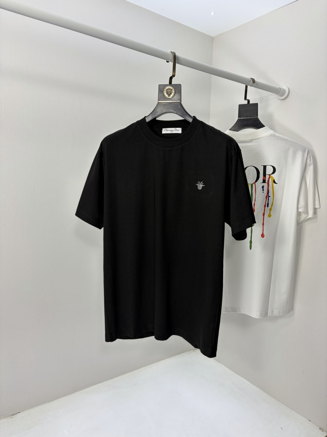 NO:735114,.Dior.2026 new spring and summer fashionable round neck short-sleeved advanced customization versatile style!  It is more practical and can be easily controlled by anyone. It is made of pure cotton fabric and has a luxurious classic brand logo design. It is very classy and a must-buy for those who know the goods!  The tailoring is a slim fit. It is very delicate, shows aura, and highlights the sophistication of men. This is unique. It is just right for slim fit and the upper body effect is very good. Size m-3XL m wears 175/130, dior, T-shirt,19860909.Dior.2026春夏新品时尚圆领短袖高级定制百搭款式！更有实用感 任何人都可以轻松驾驭 采用纯棉面料制作,奢华经典品牌logo设计,非常显档次懂货的必须入！版型剪裁属于修身款 非常精致,显气场,又会凸显男士的精致,这就是独到之处,恰到好处的修身,上身效果非常赞.尺码m-3XL m穿175/130,,dior,T-shirt,,Men's clothing