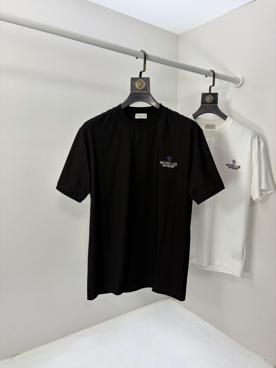 NO:735119,.Meng Mouth. 2026 spring and summer new fashion round neck short-sleeved advanced customization versatile style!  It is more practical and can be easily controlled by anyone. It is made of pure cotton fabric and has a luxurious classic brand logo design. It is very classy and a must-buy for those who know the goods!  The tailoring is slim fit, very delicate, shows aura, and highlights the sophistication of men. This is unique, it is just right for slim fit, and the upper body effect is very good. Size m-3XL m wears 175/130, Moncler, T-shirt,19860909.蒙口.2026春夏新品时尚圆领短袖高级定制百搭款式！更有实用感 任何人都可以轻松驾驭 采用纯棉面料制作,奢华经典品牌logo设计,非常显档次懂货的必须入！版型剪裁属于修身款 非常精致,显气场,又会凸显男士的精致,这就是独到之处,恰到好处的修身,上身效果非常赞.尺码m-3XL m穿175/130,,Moncler,T-shirt,,Men's clothing