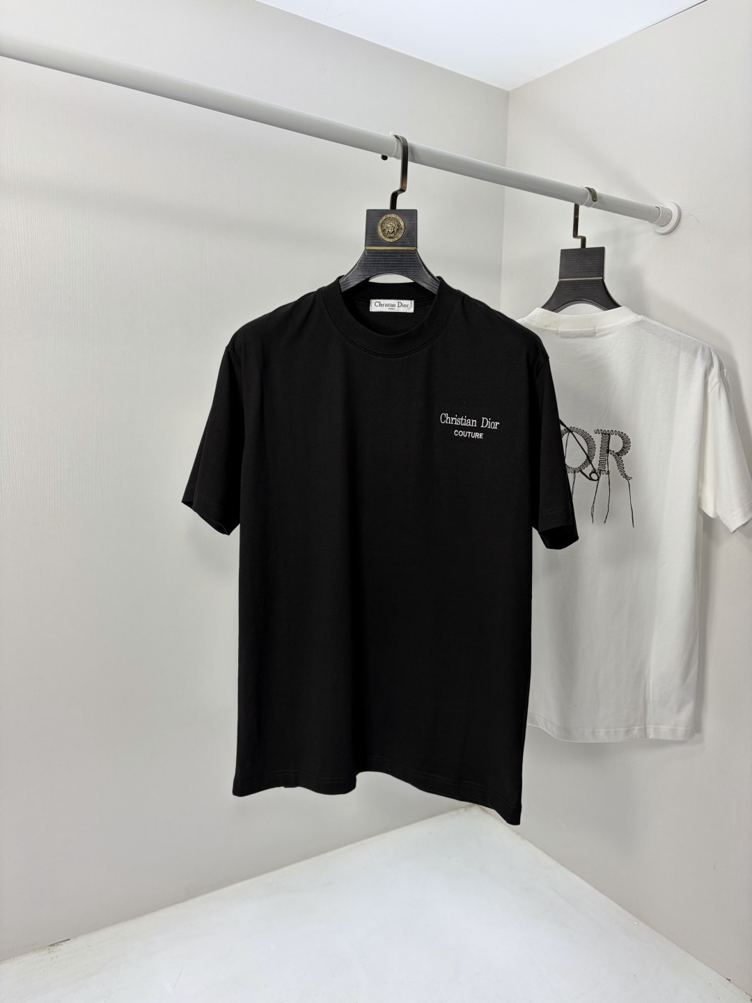 NO:735124,.Dior.2026 new spring and summer fashionable round neck short-sleeved advanced customization versatile style!  It is more practical and can be easily controlled by anyone. It is made of pure cotton fabric and has a luxurious classic brand logo design. It is very classy and a must-buy for those who know the goods!  The tailoring is a slim fit. It is very delicate, shows aura, and highlights the sophistication of men. This is unique. It is just right for slim fit and the upper body effect is very good. Size m-3XL m wears 175/130, dior, T-shirt,19860909.Dior.2026春夏新品时尚圆领短袖高级定制百搭款式！更有实用感 任何人都可以轻松驾驭 采用纯棉面料制作,奢华经典品牌logo设计,非常显档次懂货的必须入！版型剪裁属于修身款 非常精致,显气场,又会凸显男士的精致,这就是独到之处,恰到好处的修身,上身效果非常赞.尺码m-3XL m穿175/130,,dior,T-shirt,,Men's clothing