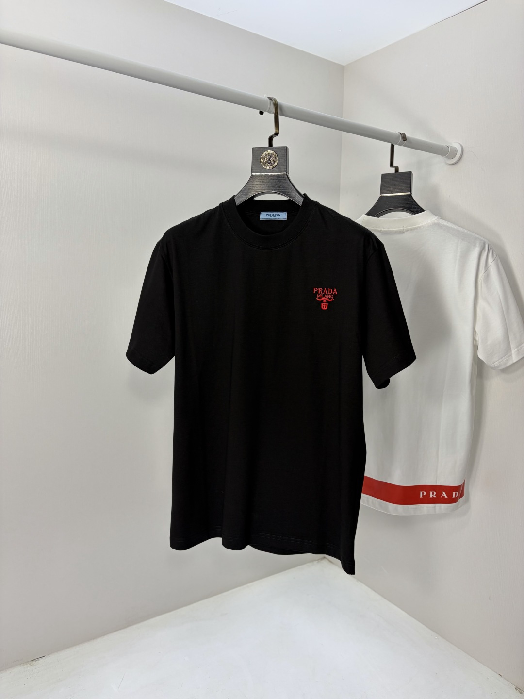 NO:735128,.Prada.2026 spring and summer new fashionable round neck short-sleeved advanced customization versatile style!  It is more practical and can be easily controlled by anyone. It is made of pure cotton fabric and has a luxurious classic brand logo design. It is very classy and a must-buy for those who know the goods!  The tailoring is a slim fit, very delicate, shows off aura, and highlights the sophistication of men. This is unique. It has just the right fit and a great upper body effect. Size m-3XL m wears 175/130, prada, T-shirt,19860909.普拉达.2026春夏新品时尚圆领短袖高级定制百搭款式！更有实用感 任何人都可以轻松驾驭 采用纯棉面料制作,奢华经典品牌logo设计,非常显档次懂货的必须入！版型剪裁属于修身款 非常精致,显气场,又会凸显男士的精致,这就是独到之处,恰到好处的修身,上身效果非常赞.尺码m-3XL m穿175/130,,prada,T-shirt,,Men's clothing