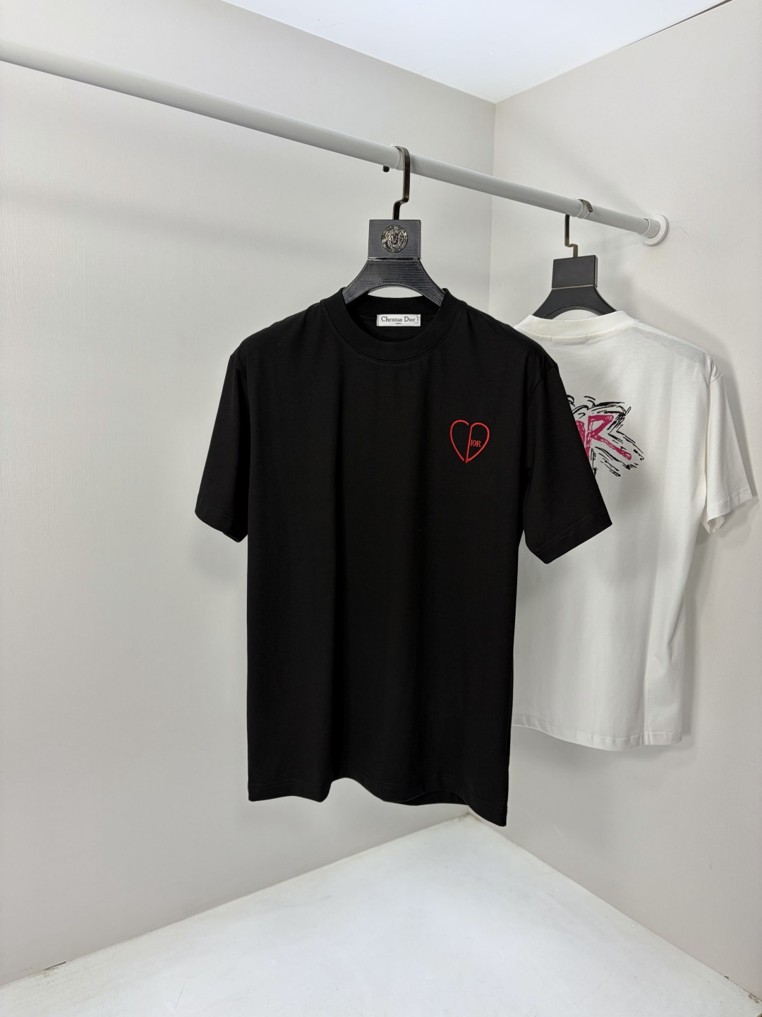 NO:735133,.Dior.2026 new spring and summer fashionable round neck short-sleeved advanced customization versatile style!  It is more practical and can be easily controlled by anyone. It is made of pure cotton fabric and has a luxurious classic brand logo design. It is very classy and a must-buy for those who know the goods!  The tailoring is a slim fit. It is very delicate, shows aura, and highlights the sophistication of men. This is unique. It is just right for slim fit and the upper body effect is very good. Size m-3XL m wears 175/130, dior, T-shirt,19860909.Dior.2026春夏新品时尚圆领短袖高级定制百搭款式！更有实用感 任何人都可以轻松驾驭 采用纯棉面料制作,奢华经典品牌logo设计,非常显档次懂货的必须入！版型剪裁属于修身款 非常精致,显气场,又会凸显男士的精致,这就是独到之处,恰到好处的修身,上身效果非常赞.尺码m-3XL m穿175/130,,dior,T-shirt,,Men's clothing