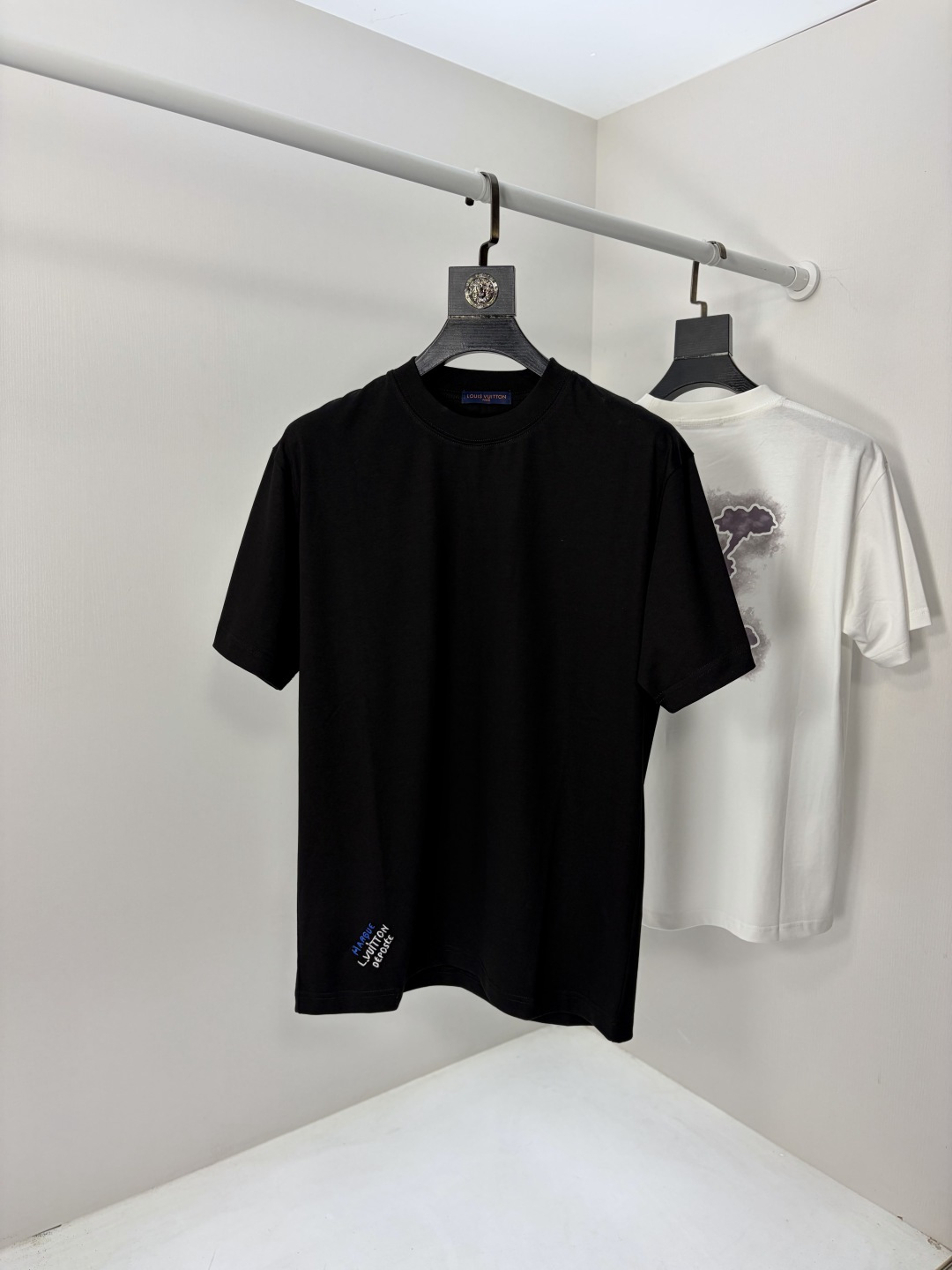 NO:735136,.Lv.2026 new spring and summer fashionable round neck short-sleeved advanced customization versatile style!  It is more practical and can be easily controlled by anyone. It is made of pure cotton fabric and has a luxurious classic brand logo design. It is very classy and a must-buy for those who know the goods!  The tailoring is a slim fit, very delicate, shows aura, and highlights the sophistication of men. This is unique, it is just right for slim fit, and the upper body effect is very good. Size m-3XL m wears 175/130, Louis Vuitton, T-shirt,19860909.Lv.2026春夏新品时尚圆领短袖高级定制百搭款式！更有实用感 任何人都可以轻松驾驭 采用纯棉面料制作,奢华经典品牌logo设计,非常显档次懂货的必须入！版型剪裁属于修身款 非常精致,显气场,又会凸显男士的精致,这就是独到之处,恰到好处的修身,上身效果非常赞.尺码m-3XL m穿175/130,,louis vuitton,T-shirt,,Men's clothing