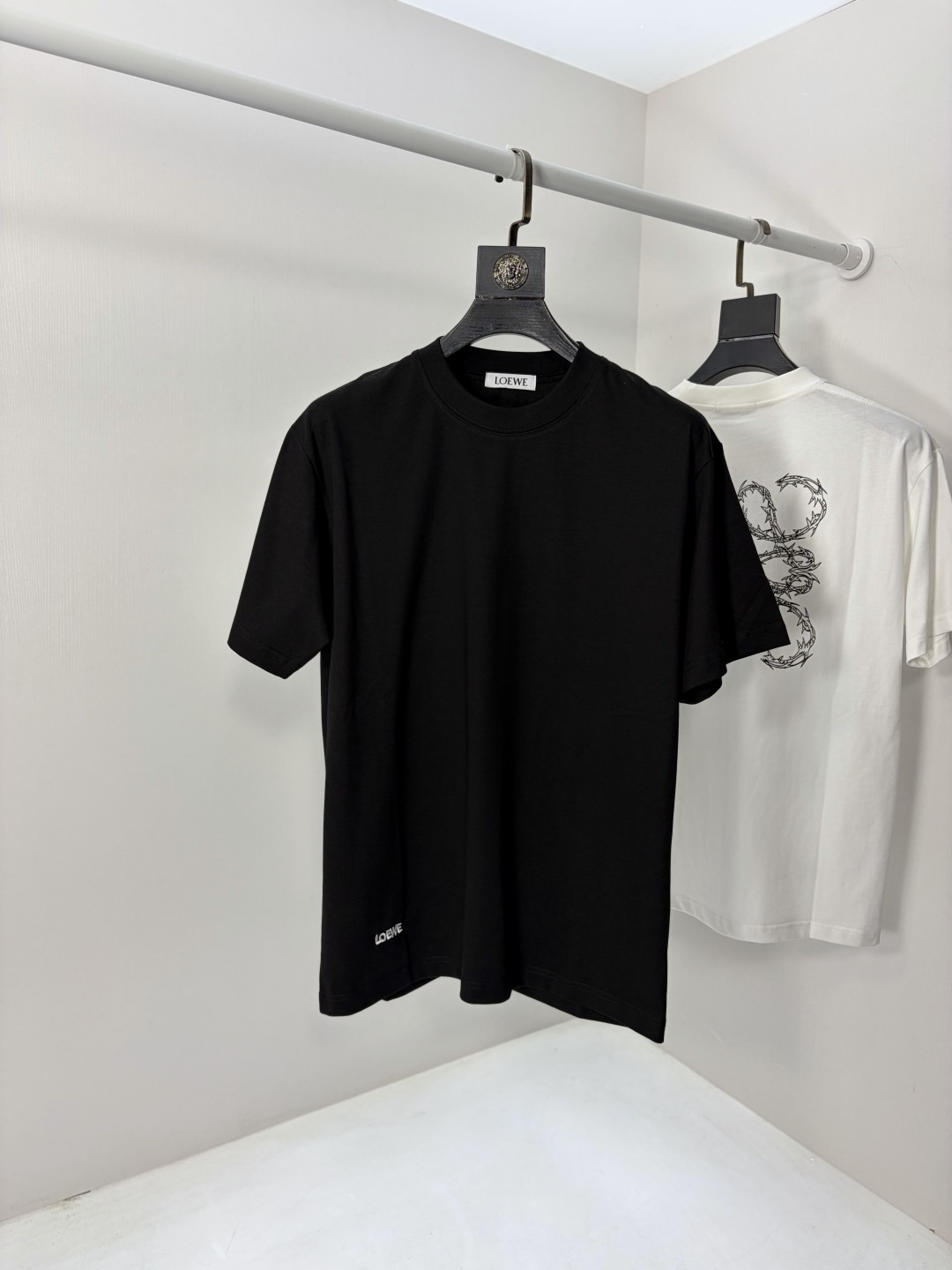 NO:735140,.Luo Yiwei. 2026 spring and summer new fashionable round neck short-sleeved advanced customization versatile style!  It is more practical and can be easily controlled by anyone. It is made of pure cotton fabric and has a luxurious classic brand logo design. It is very classy and a must-buy for those who know the goods!  The tailoring is a slim fit. It is very delicate, shows aura, and highlights the sophistication of men. This is unique. It is just right for slim fit and the upper body effect is very good. Size m-3XL m wears 175/130, loewe, T-shirt,19860909.罗意威.2026春夏新品时尚圆领短袖高级定制百搭款式！更有实用感 任何人都可以轻松驾驭 采用纯棉面料制作,奢华经典品牌logo设计,非常显档次懂货的必须入！版型剪裁属于修身款 非常精致,显气场,又会凸显男士的精致,这就是独到之处,恰到好处的修身,上身效果非常赞.尺码m-3XL m穿175/130,,loewe,T-shirt,,Men's clothing