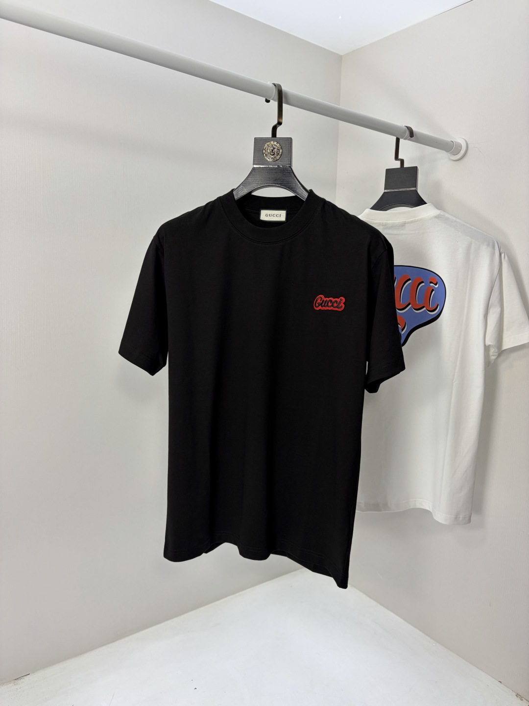 NO:735144,.Gucci.2026 new spring and summer fashionable round neck short-sleeved advanced customization versatile style!  It is more practical and can be easily controlled by anyone. It is made of pure cotton fabric and has a luxurious classic brand logo design. It is very classy and a must-buy for those who know the goods!  The tailoring is a slim fit, very delicate, shows off aura, and highlights the sophistication of men. This is unique. It has just the right fit and a great upper body effect. Size m-3XL m wears 175/130, gucci, T-shirt,19860909.Gucci.2026春夏新品时尚圆领短袖高级定制百搭款式！更有实用感 任何人都可以轻松驾驭 采用纯棉面料制作,奢华经典品牌logo设计,非常显档次懂货的必须入！版型剪裁属于修身款 非常精致,显气场,又会凸显男士的精致,这就是独到之处,恰到好处的修身,上身效果非常赞.尺码m-3XL m穿175/130,,gucci,T-shirt,,Men's clothing